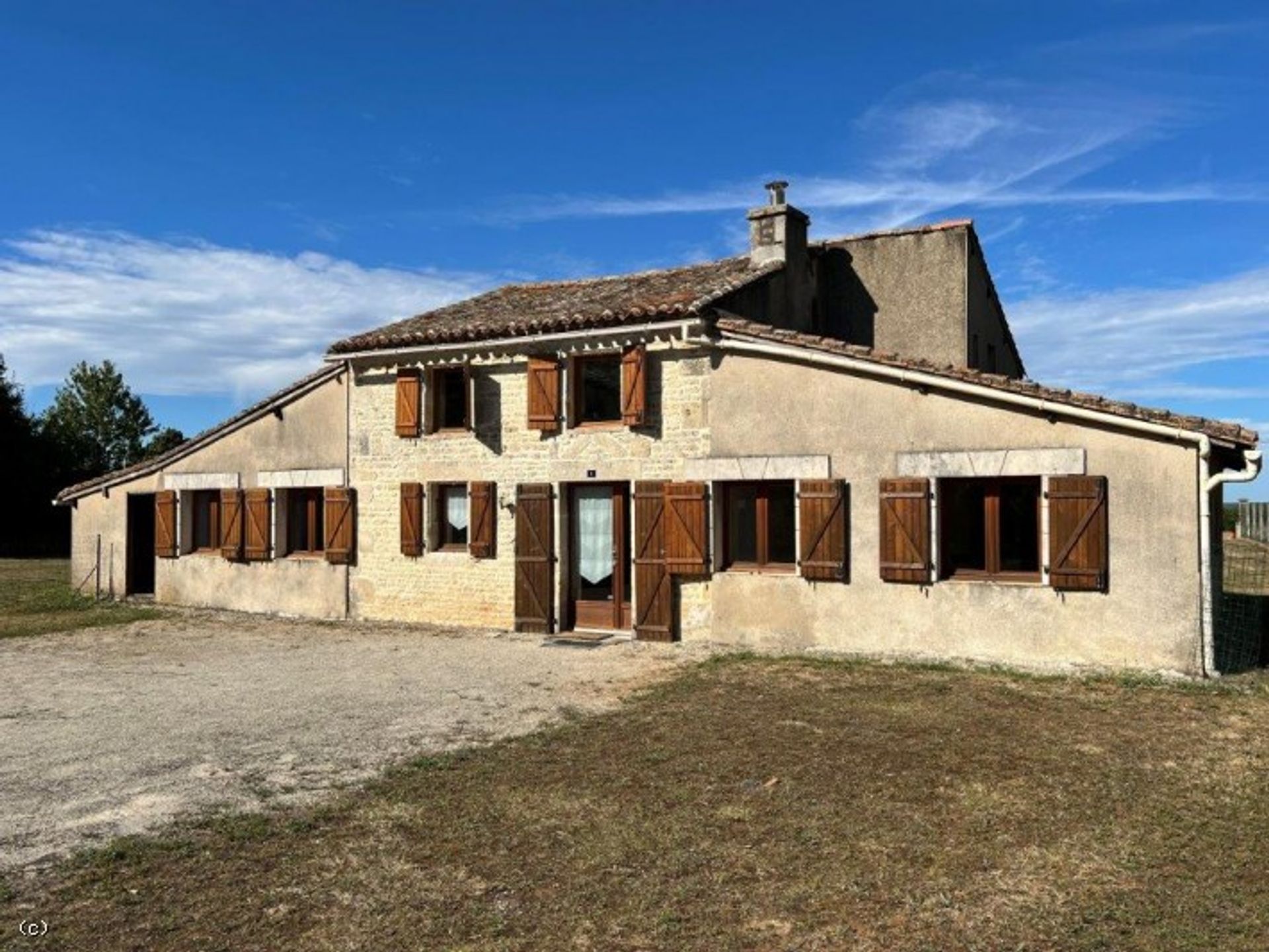 Hus i Villefagnan, Nouvelle-Aquitaine 10945300