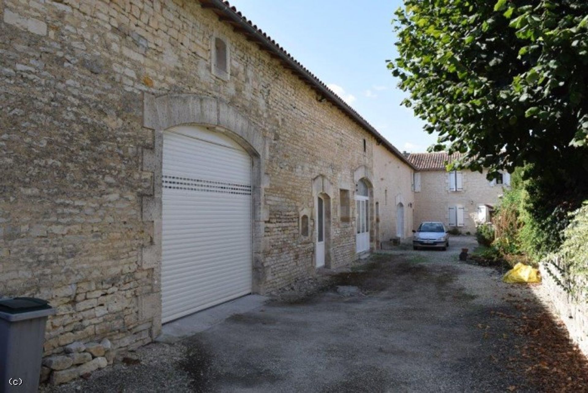 Haus im Ruffec, Nouvelle-Aquitaine 10945336