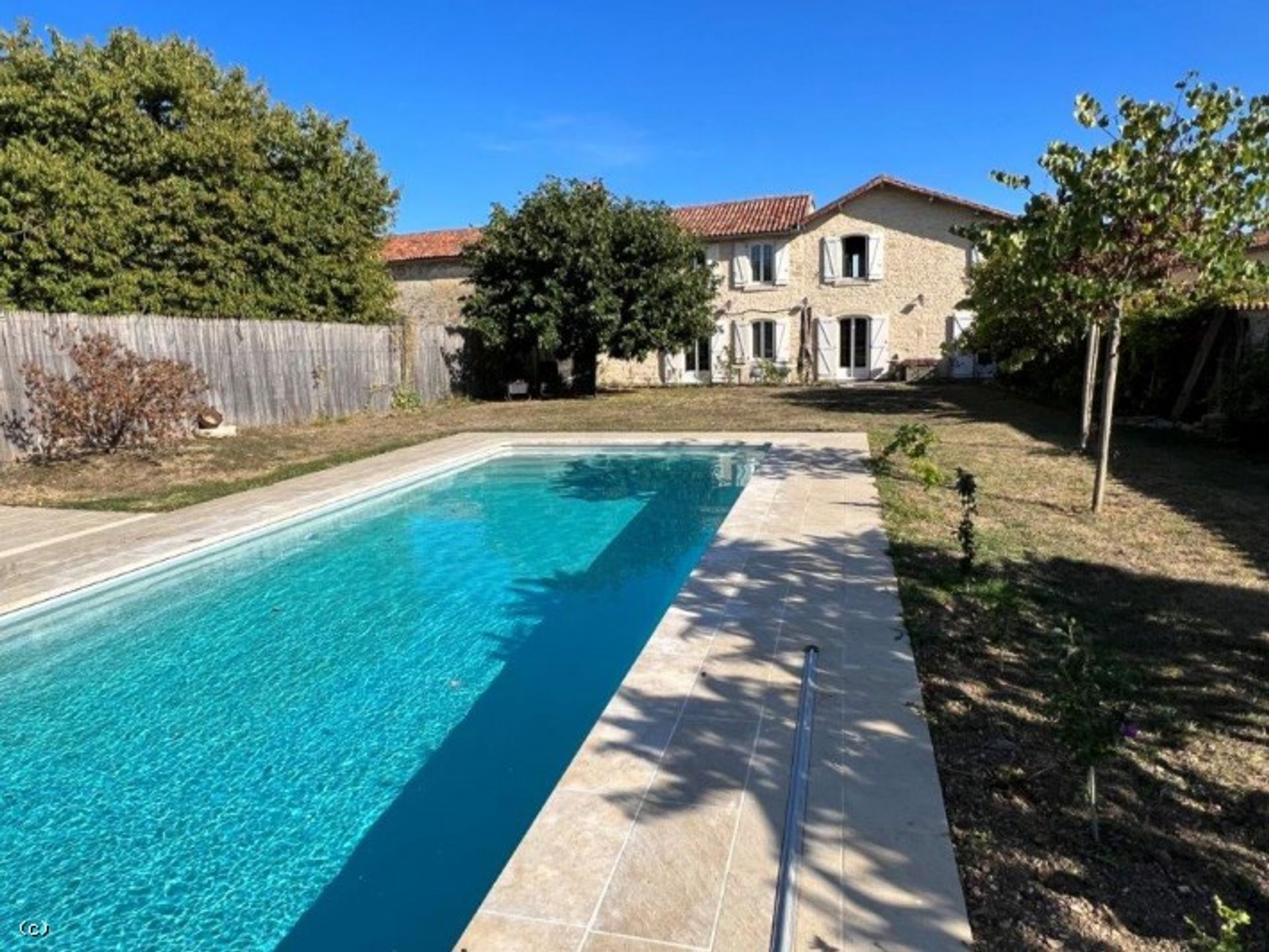 Rumah di Ruffec, Nouvelle-Aquitaine 10945336