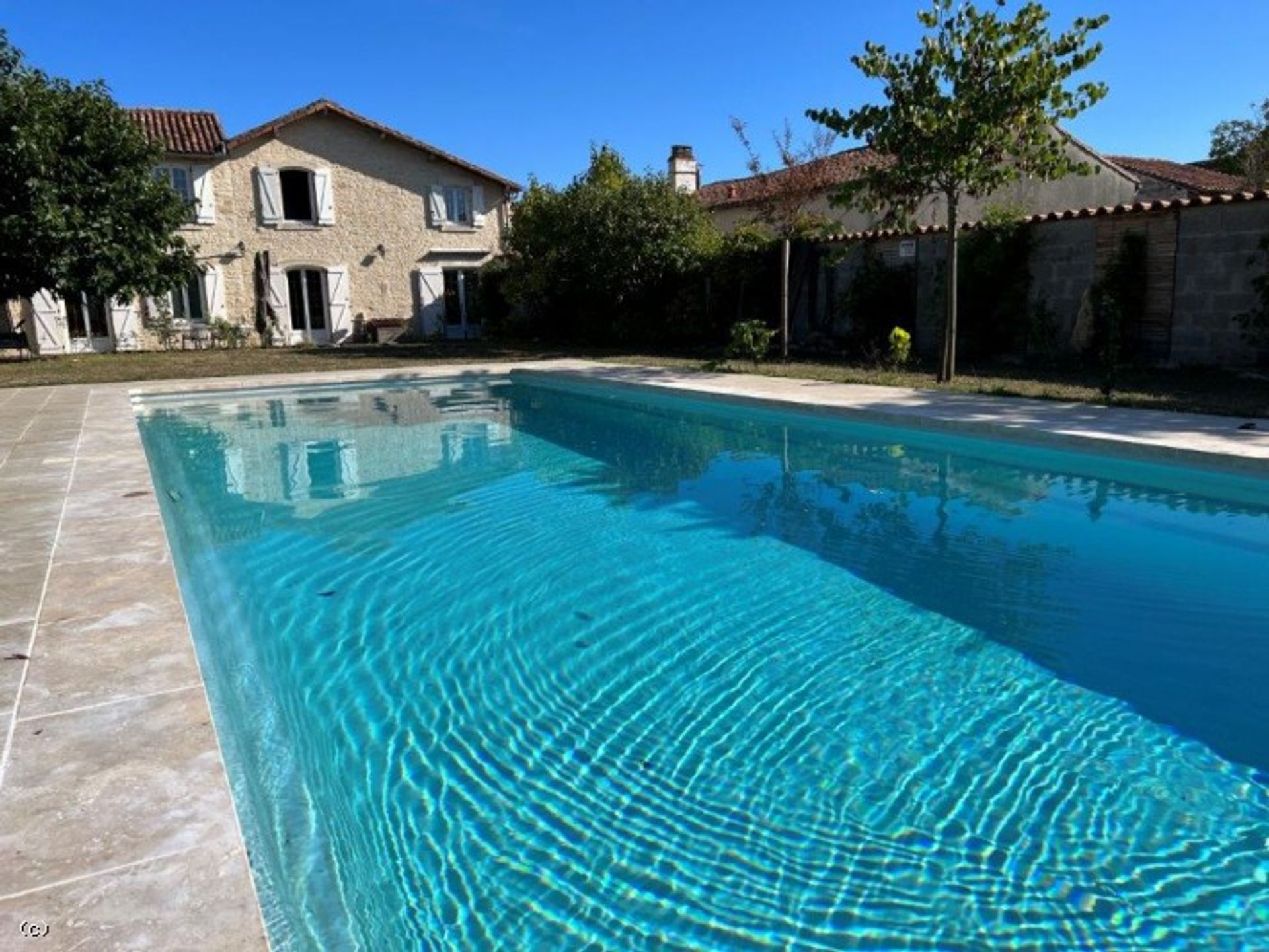 Hus i Ruffec, Nouvelle-Aquitaine 10945336