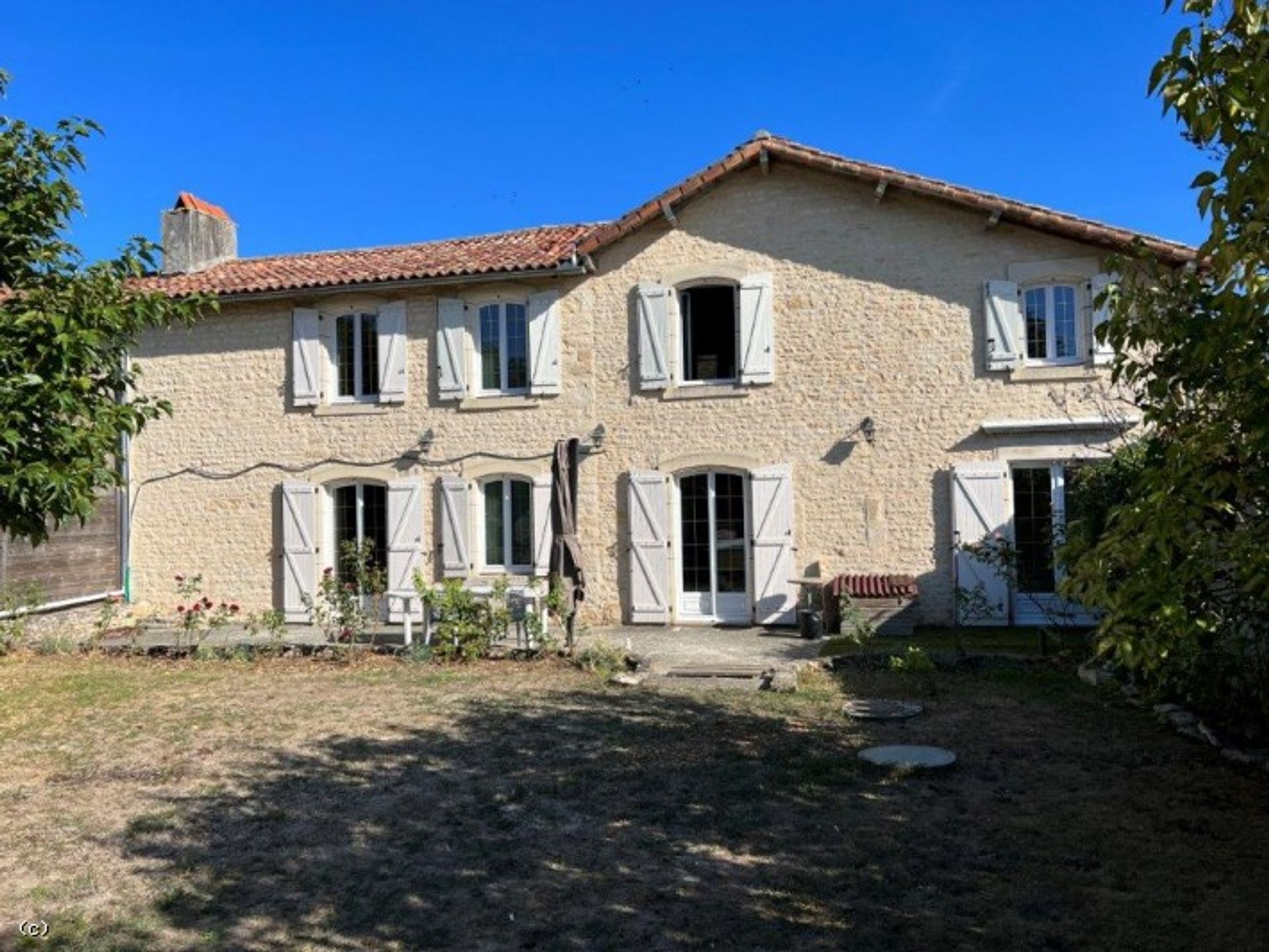 Hus i Ruffec, Nouvelle-Aquitaine 10945336