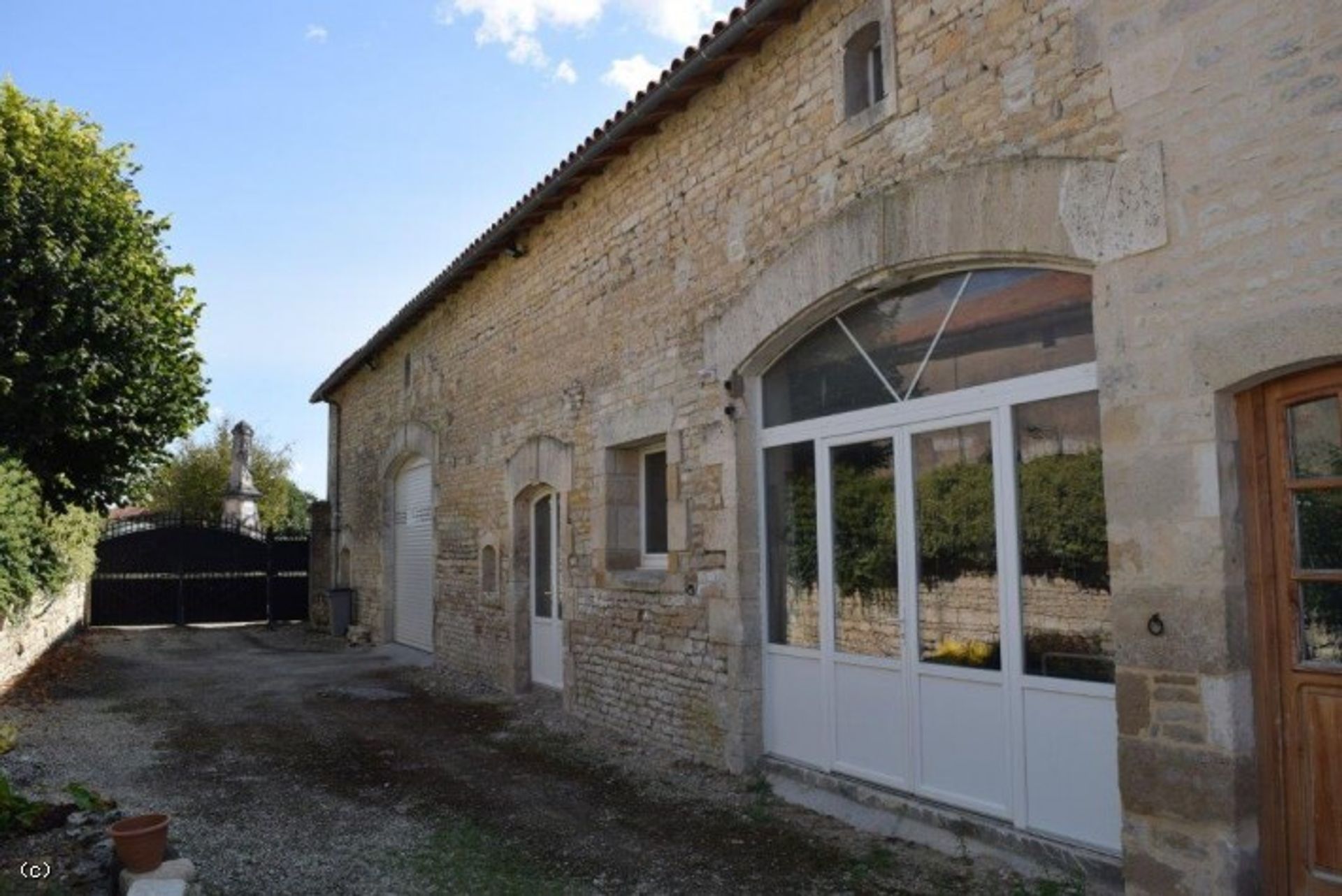 Huis in Ruffec, Nouvelle-Aquitaine 10945336