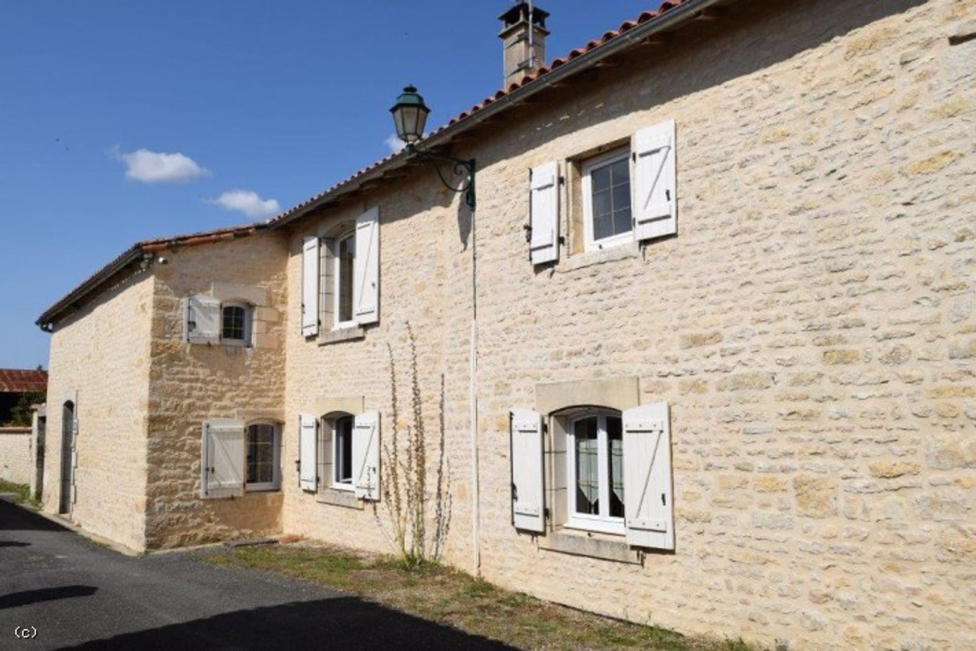 Haus im Ruffec, Nouvelle-Aquitaine 10945336