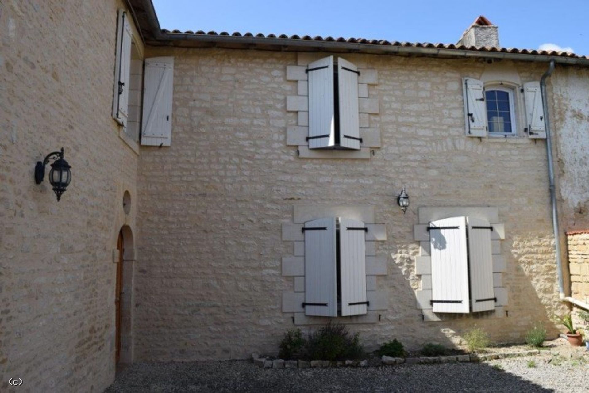 Haus im Ruffec, Nouvelle-Aquitaine 10945336