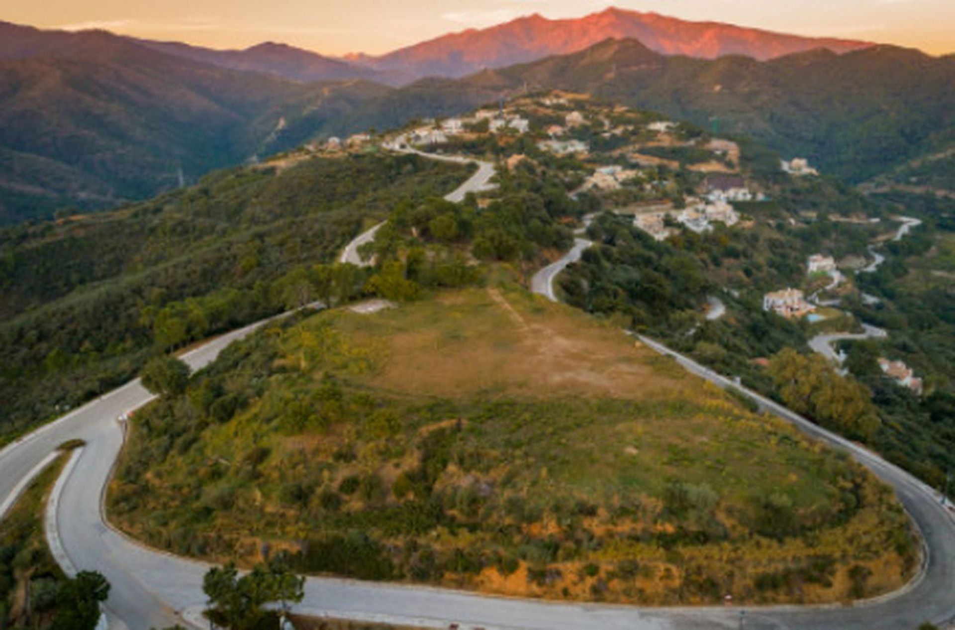 Land in Estepona, Andalucía 10946310