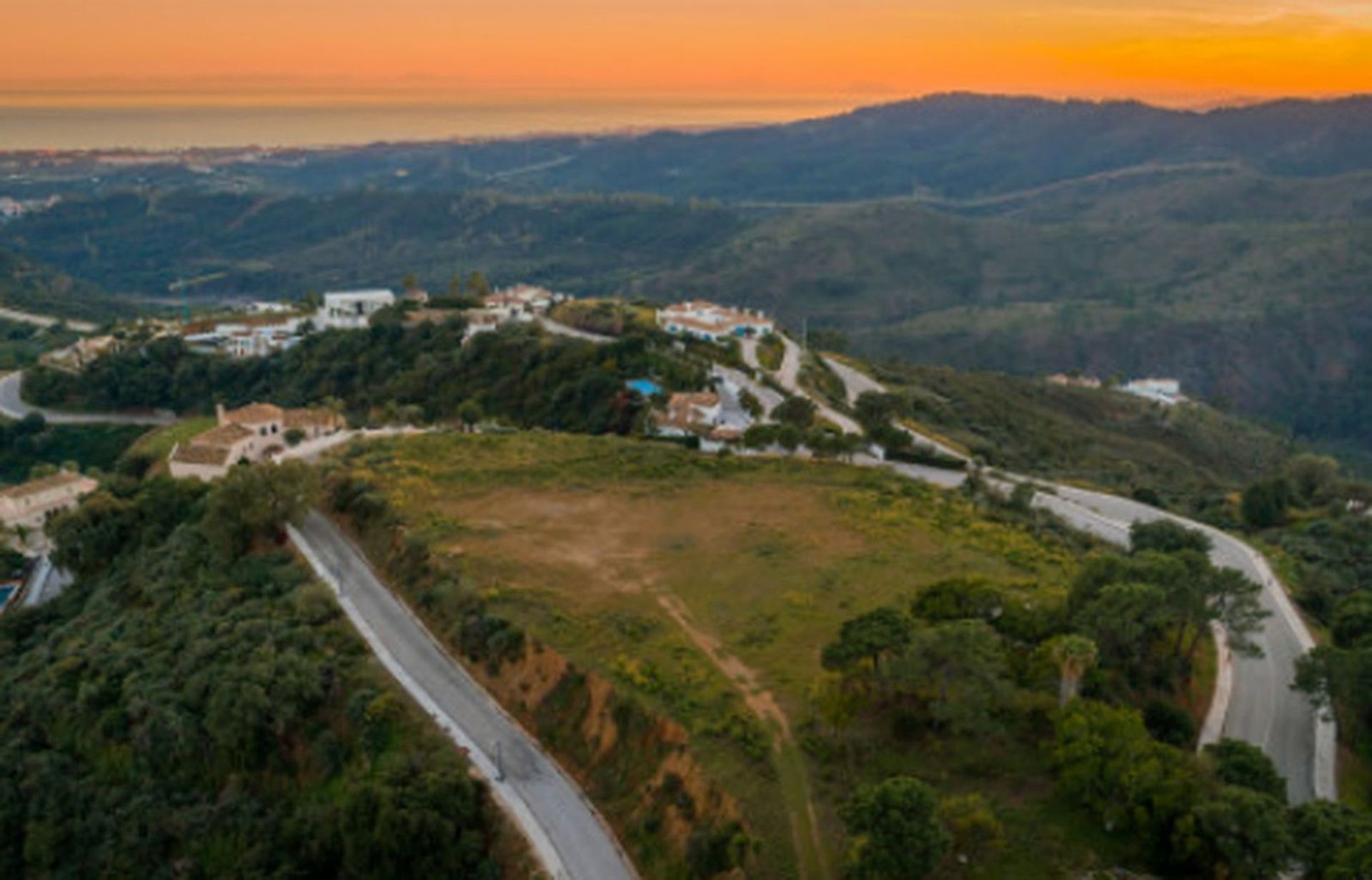 Land in Estepona, Andalucía 10946310