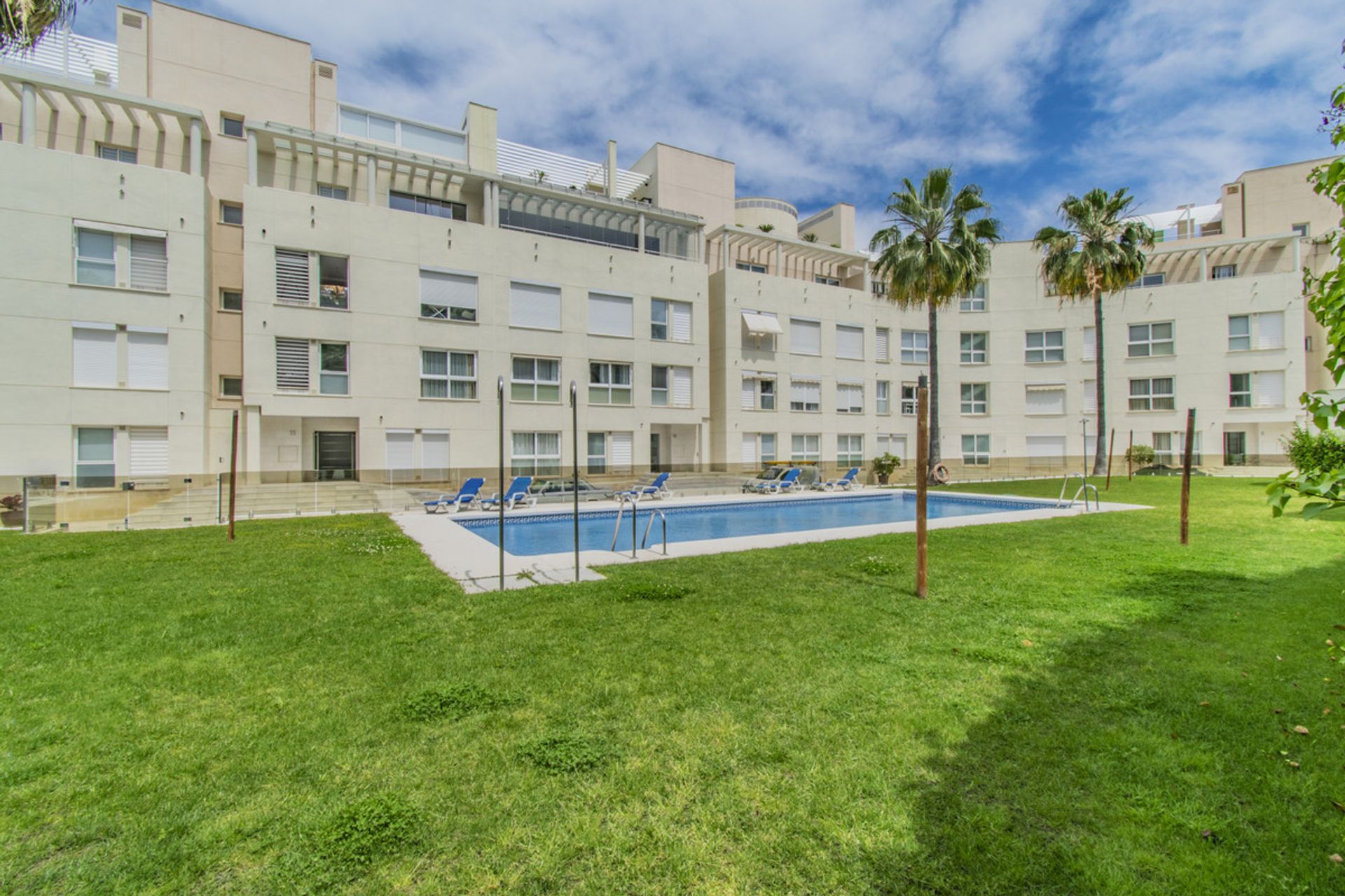 Condominium in Marbella, Andalucía 10946806