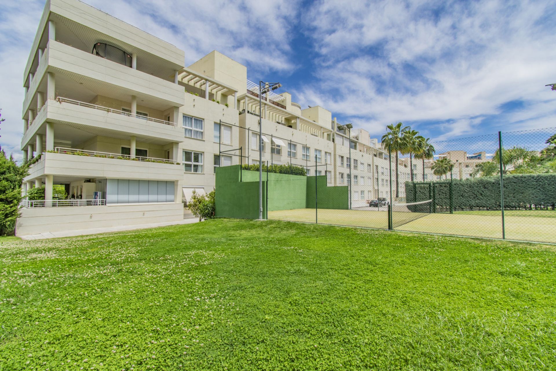 Condominium in Marbella, Andalucía 10946806