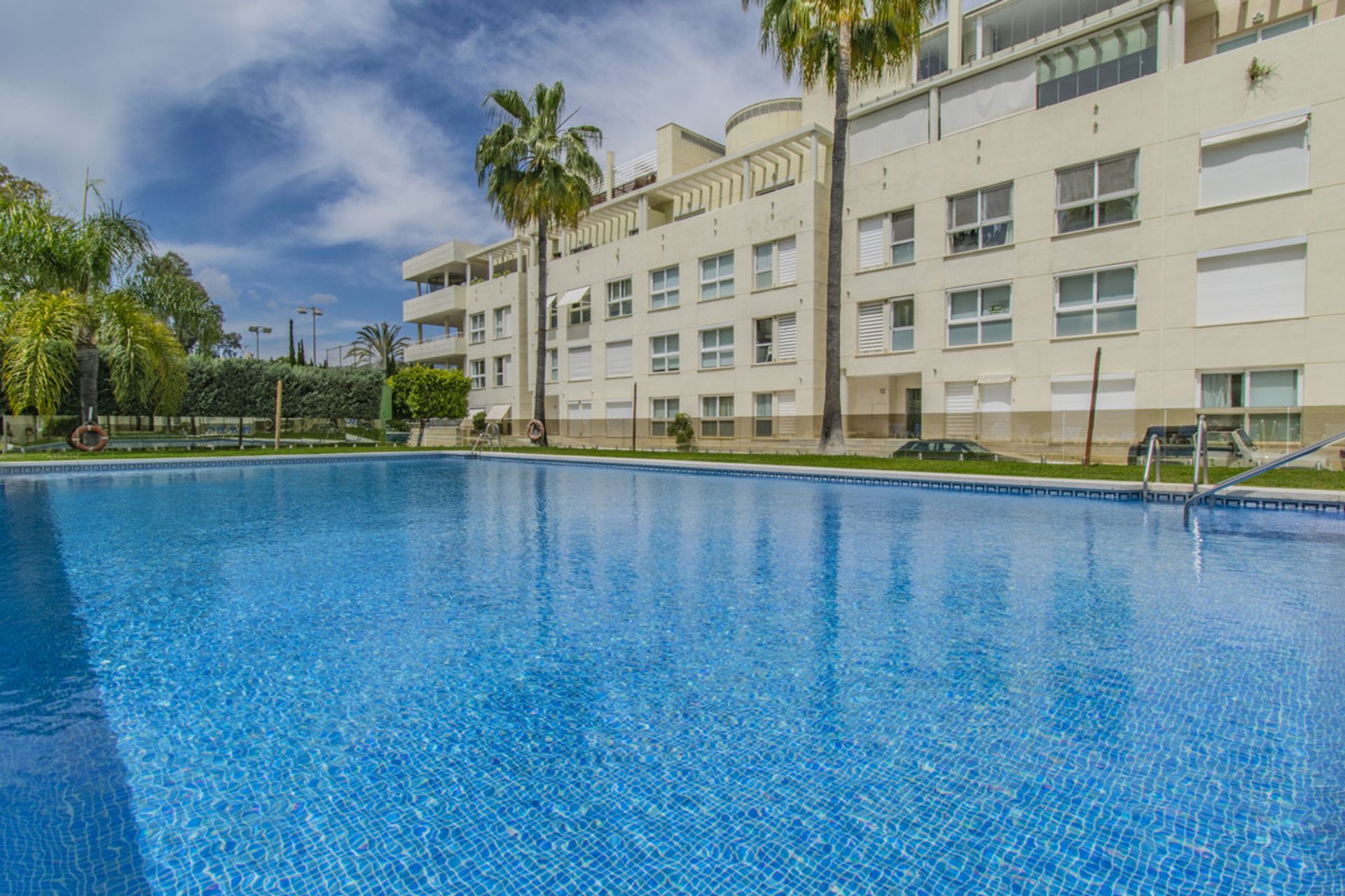 Condominium in Marbella, Andalucía 10946806