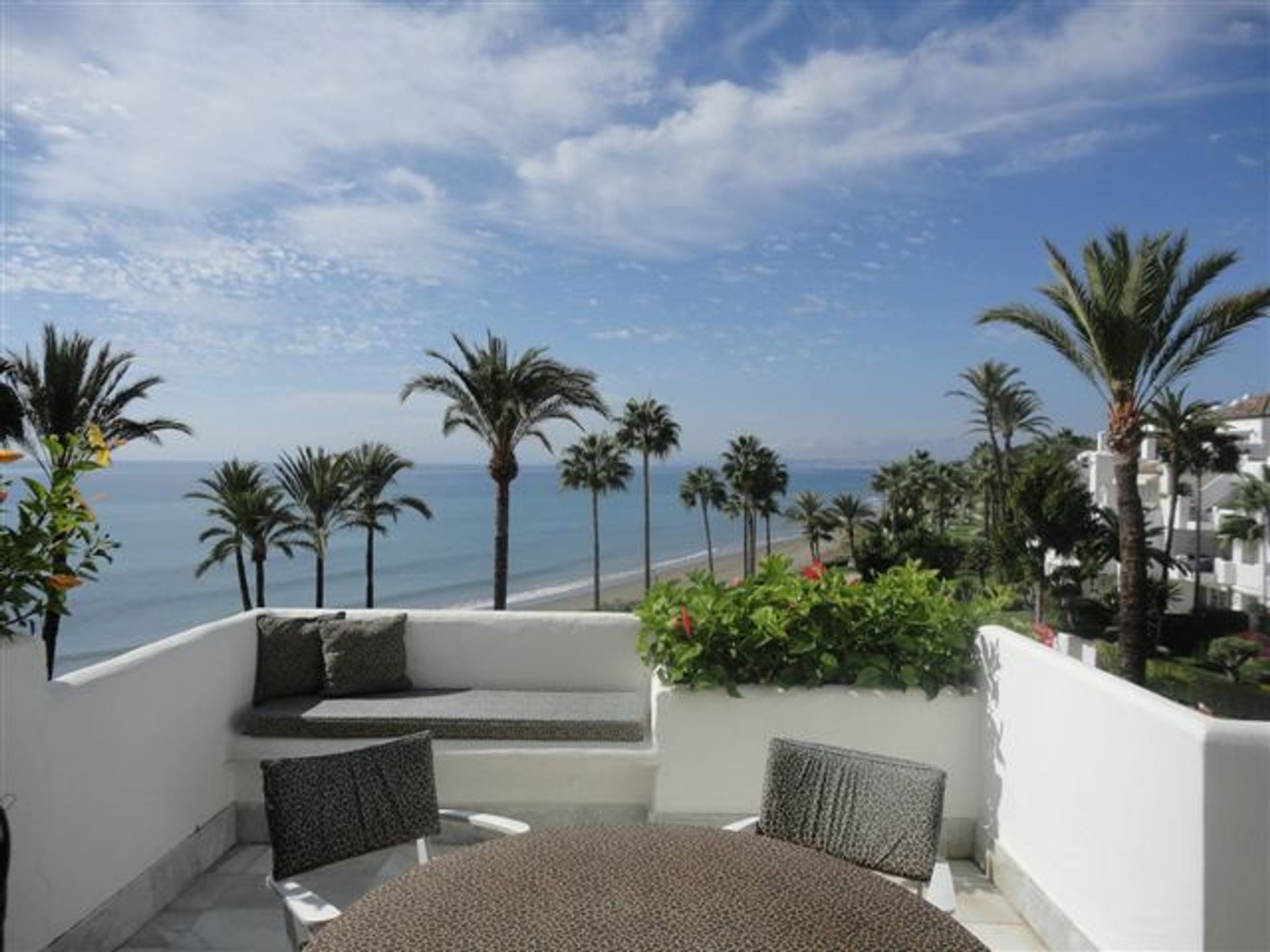 Condominium dans Estepona, Andalousie 10951280