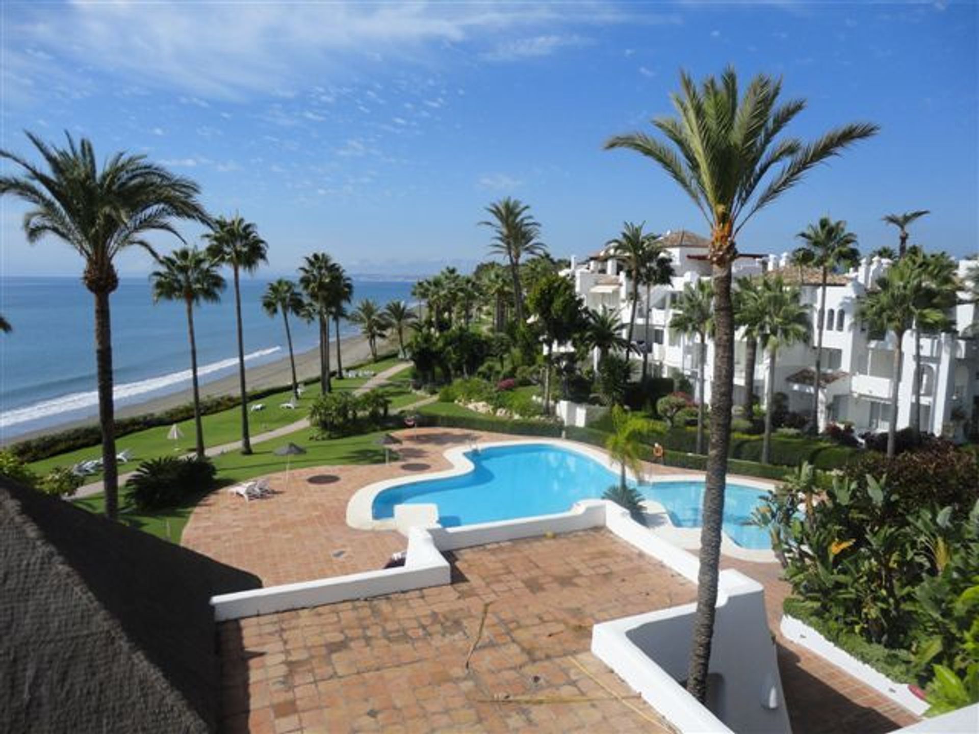 Condominium dans Estepona, Andalousie 10951280