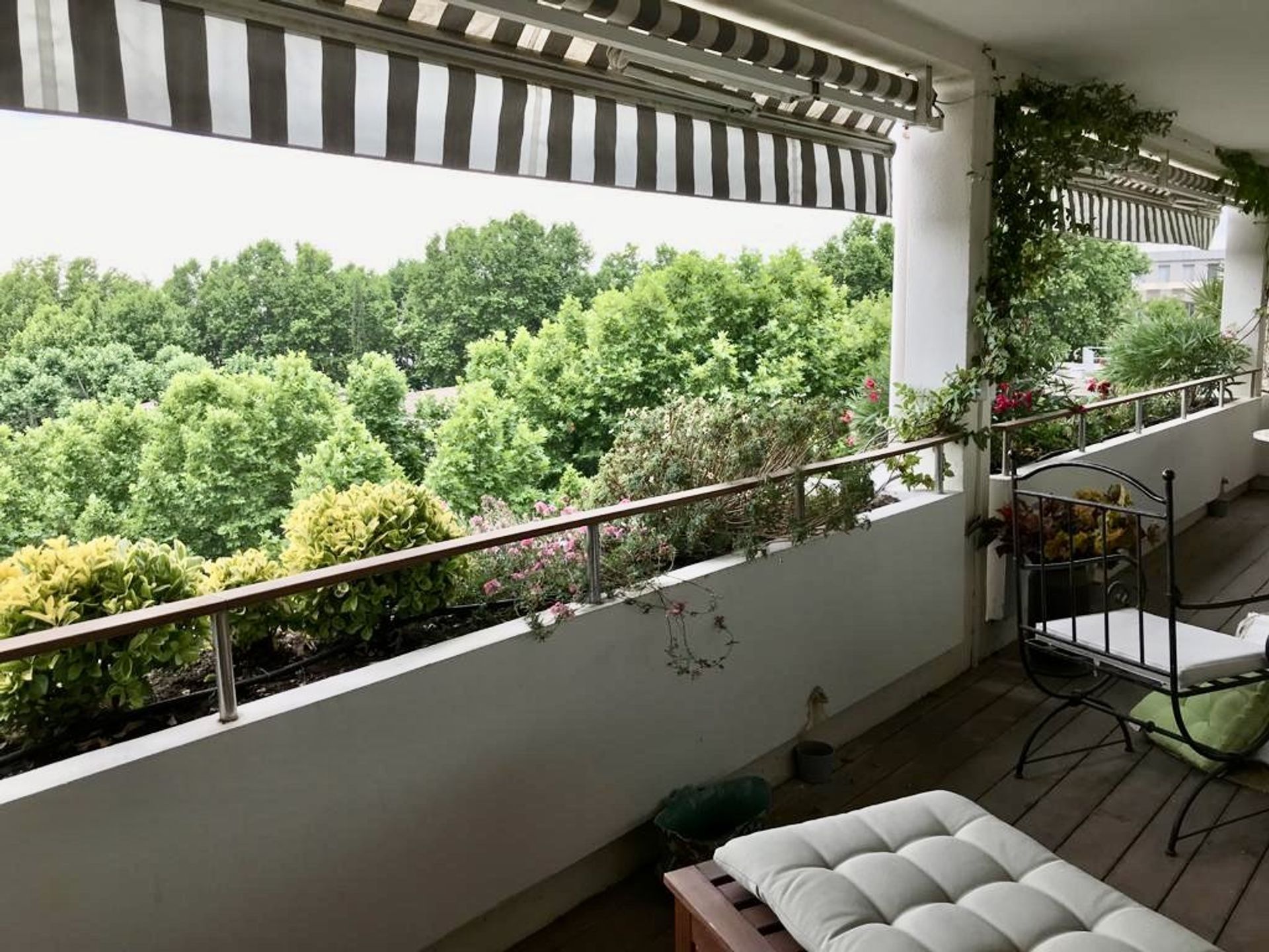 Condominium in Arles, Provence-Alpes-Cote d'Azur 10952405