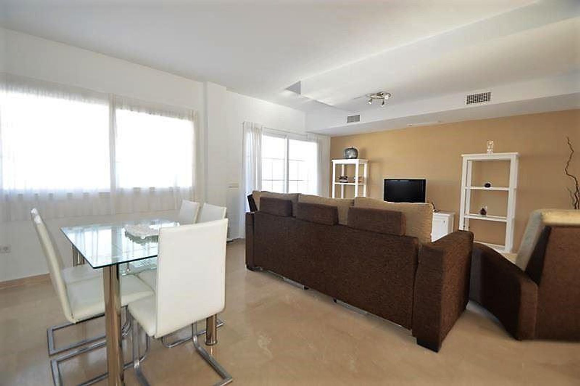 Condominium in Alhaurin el Grande, Andalusia 10952902