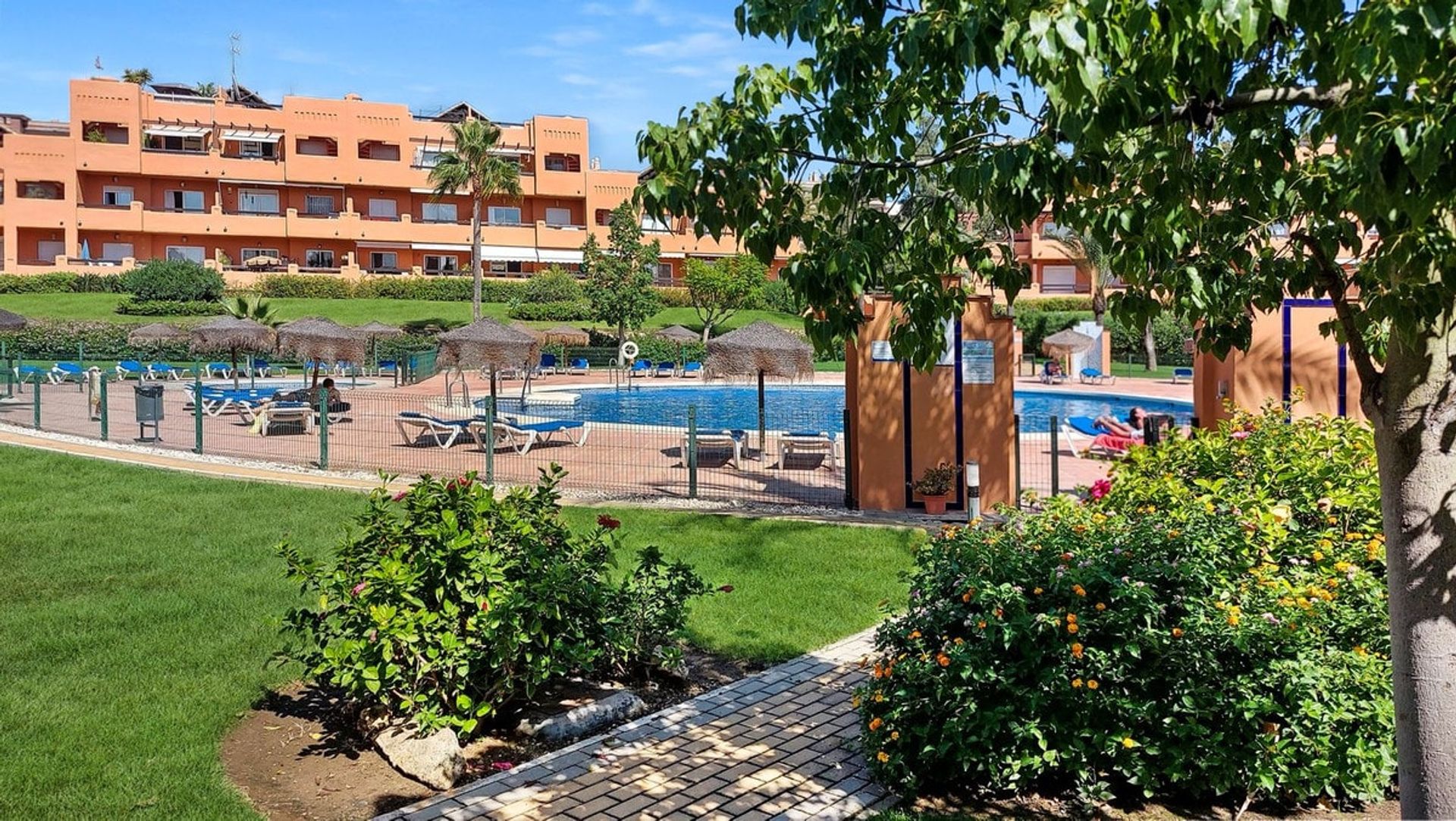 Condominium dans San Luis de Sabinillas, Andalousie 10965259