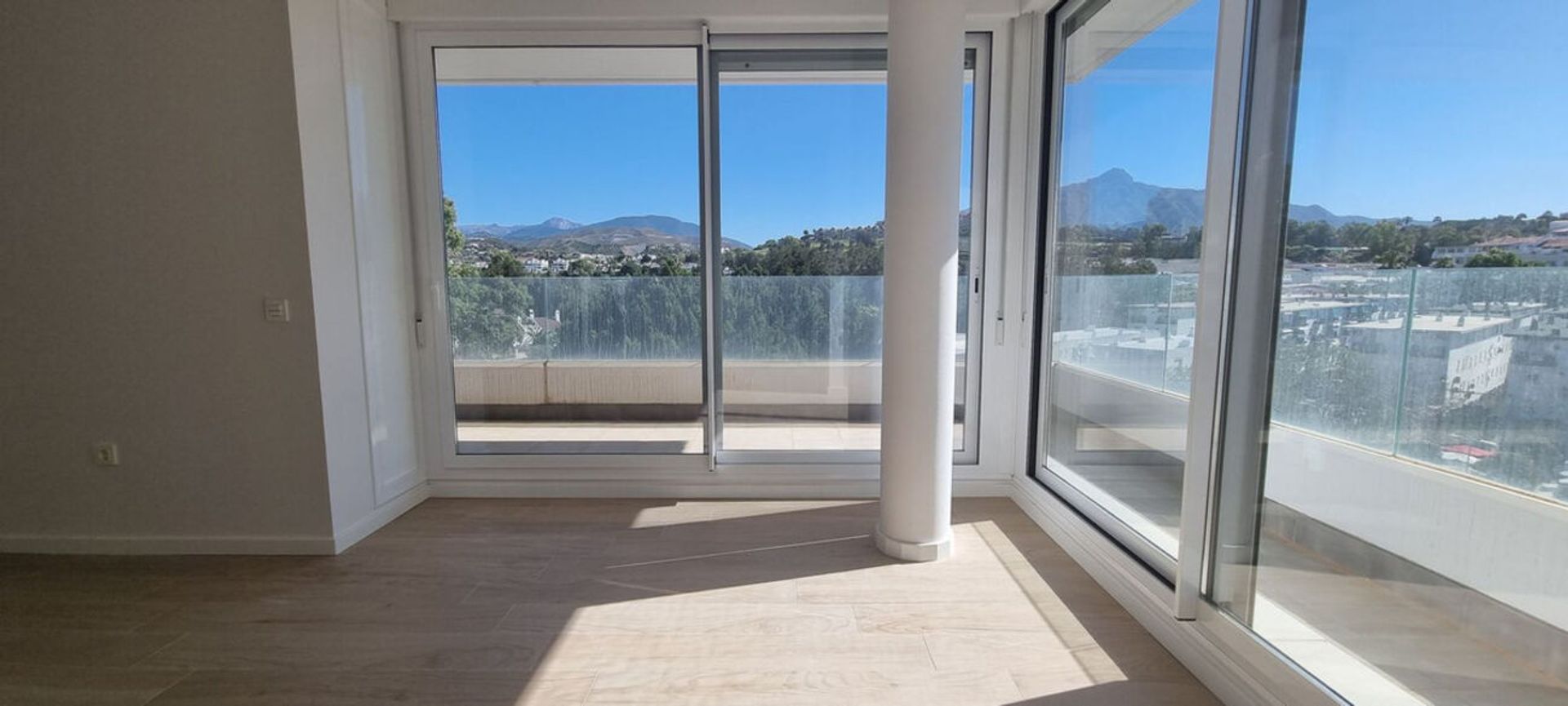 Condominium in San Pedro de Alcántara, Andalusië 10965639