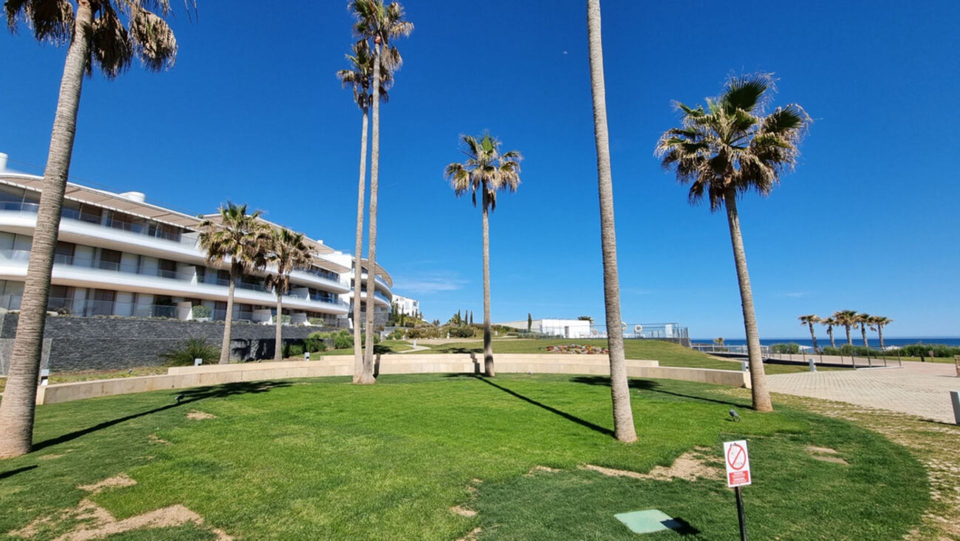 Condominium in Estepona, Andalucía 10966772