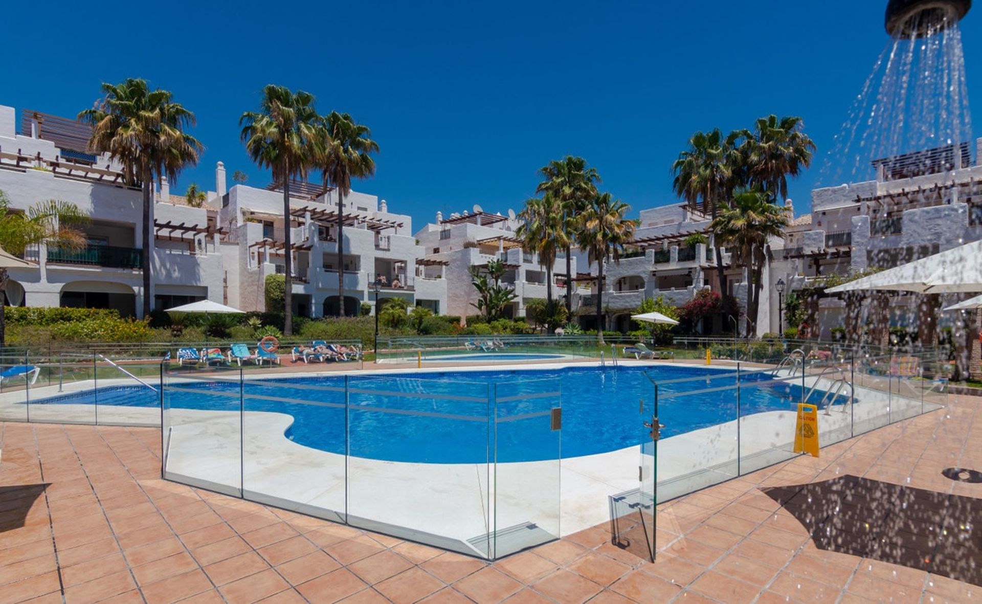 Condominium in San Pedro de Alcántara, Andalusië 10970042