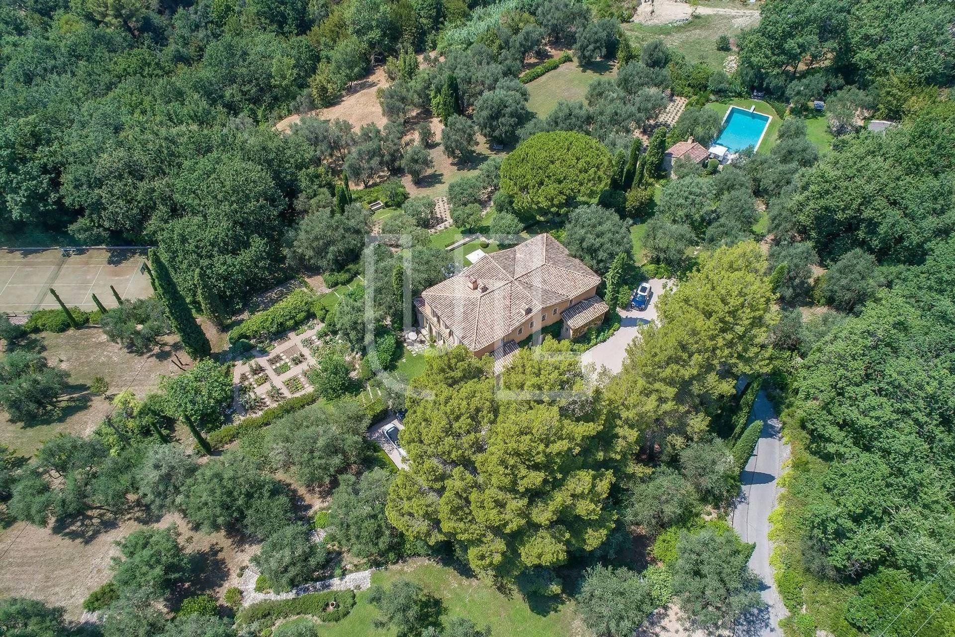 loger dans Châteauneuf-Grasse, Provence-Alpes-Côte d'Azur 10975862