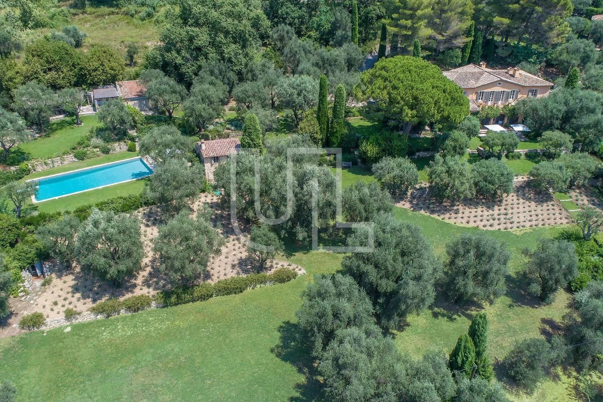 loger dans Châteauneuf-Grasse, Provence-Alpes-Côte d'Azur 10975862