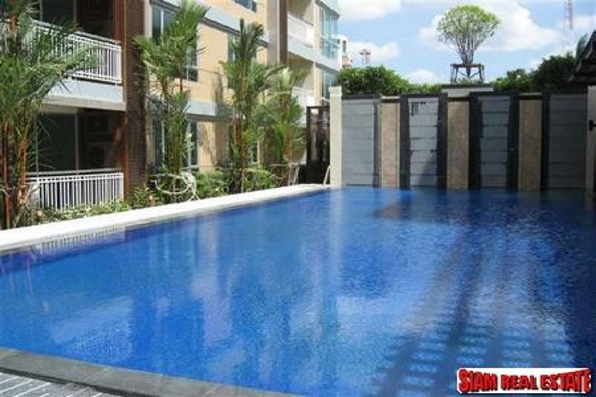 Condominium in Khlong Toei, Krung Thep Maha Nakhon 10981322