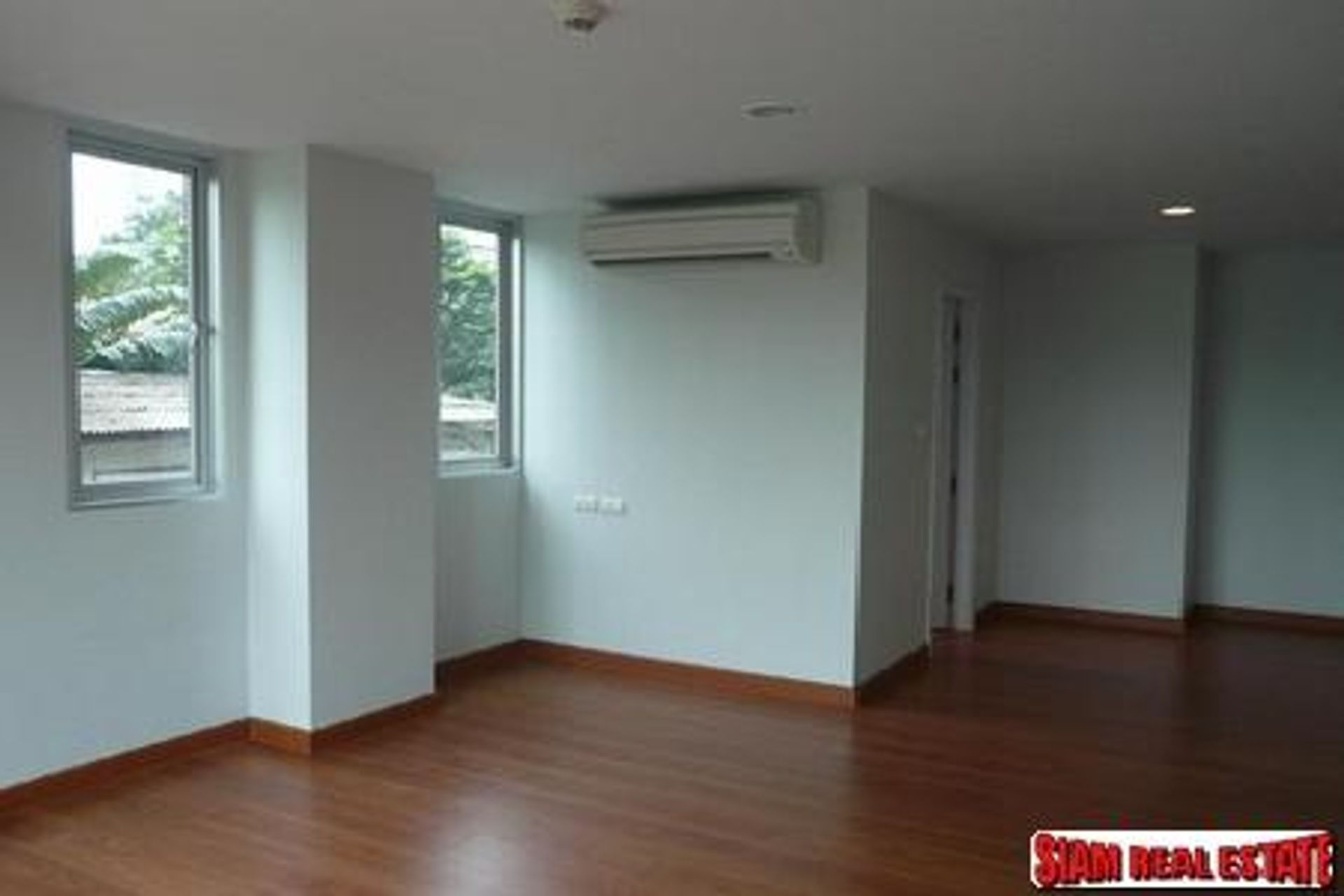 Condominium in Khlong Toei, Krung Thep Maha Nakhon 10981322