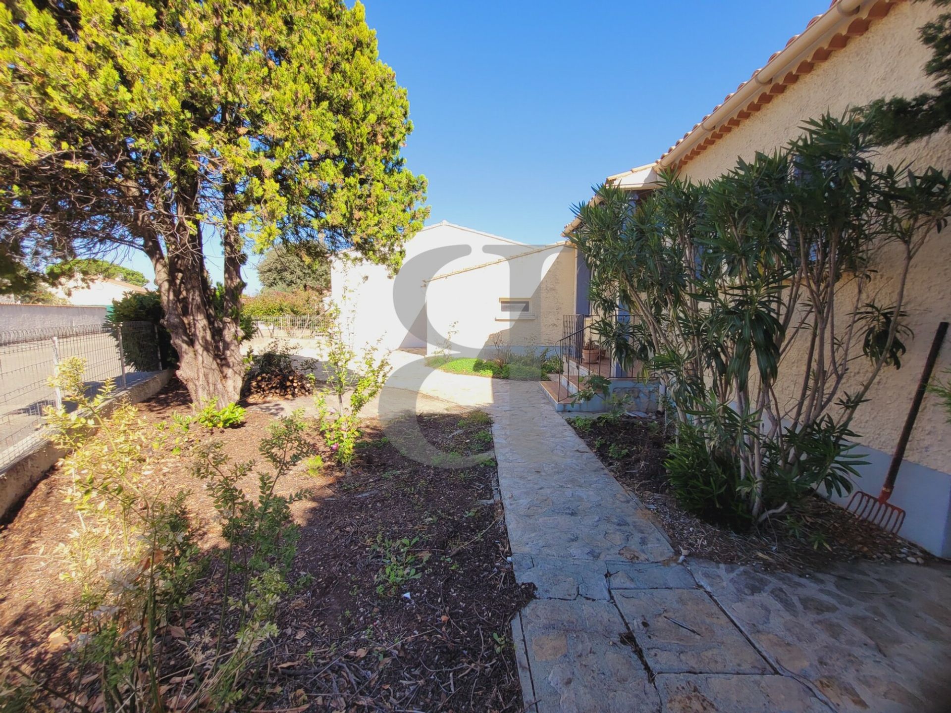 Casa nel Pierrelatte, Auvergne-Rhône-Alpes 10992218