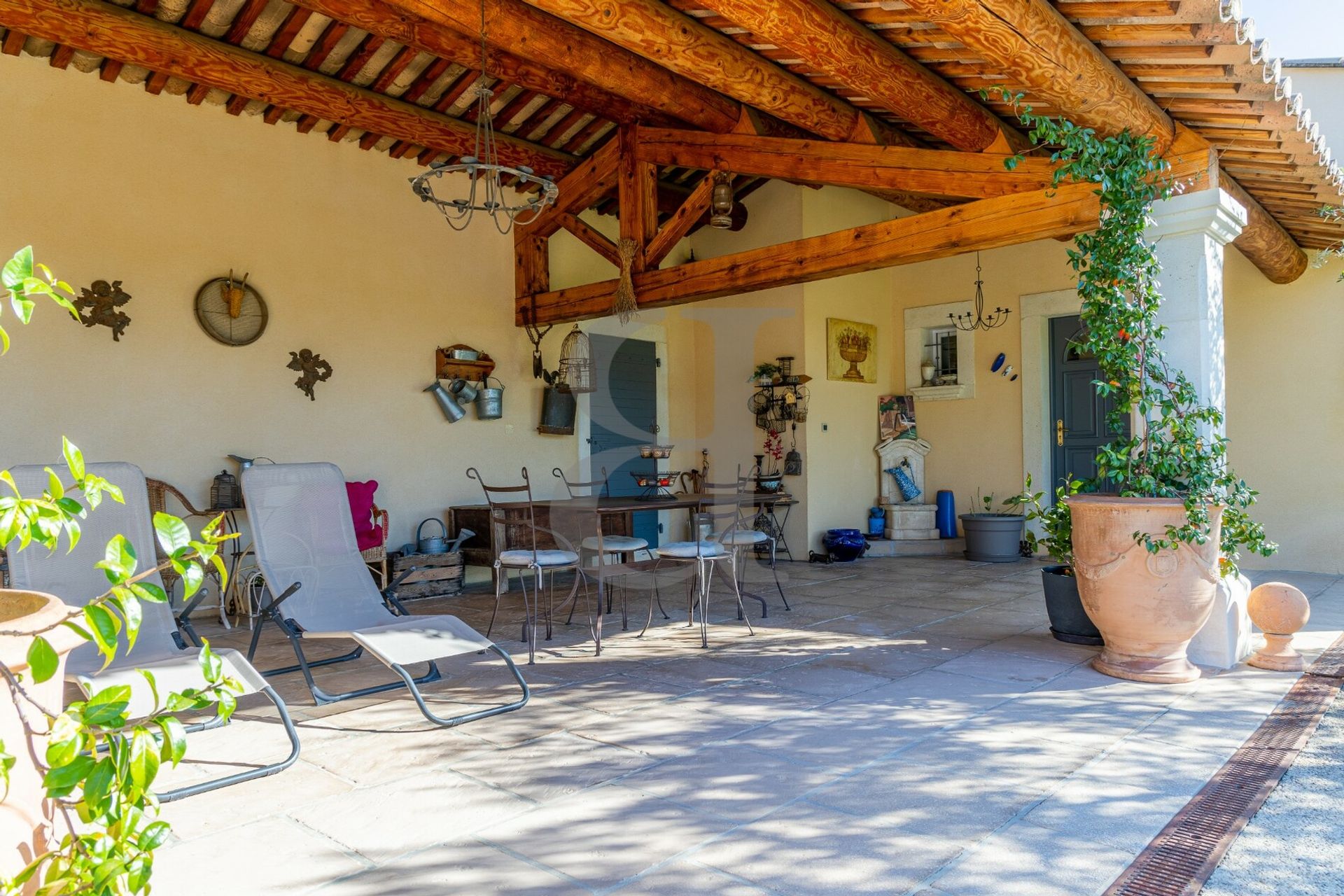 بيت في Valreas, Provence-Alpes-Cote d'Azur 10992430