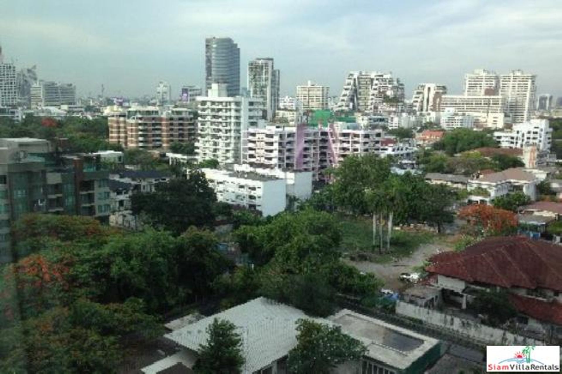 Condominium in Watthana, Krung Thep Maha Nakhon 10993018