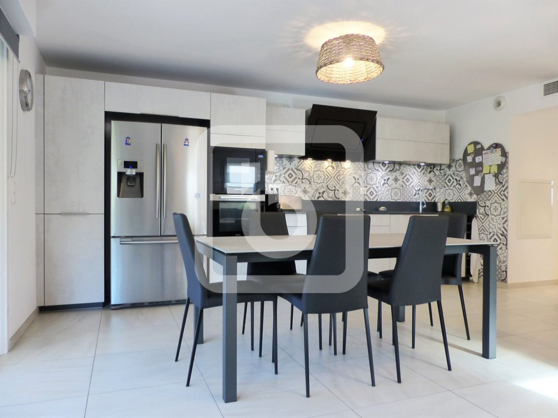 Condominium in Sanary-sur-Mer, Provence-Alpes-Côte d'Azur 10993231