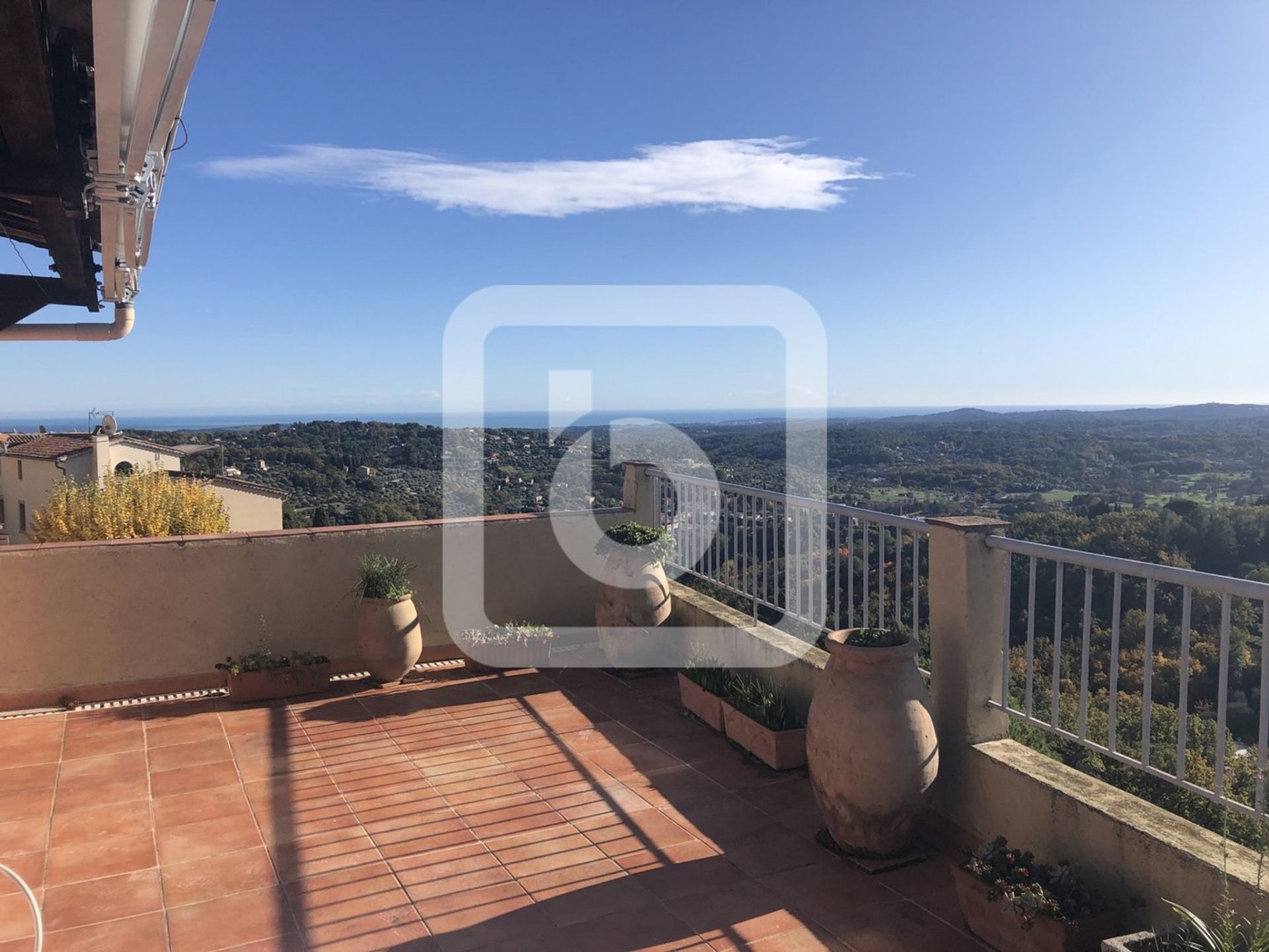 Osakehuoneisto sisään Chateauneuf-Grasse, Provence-Alpes-Cote d'Azur 10993279