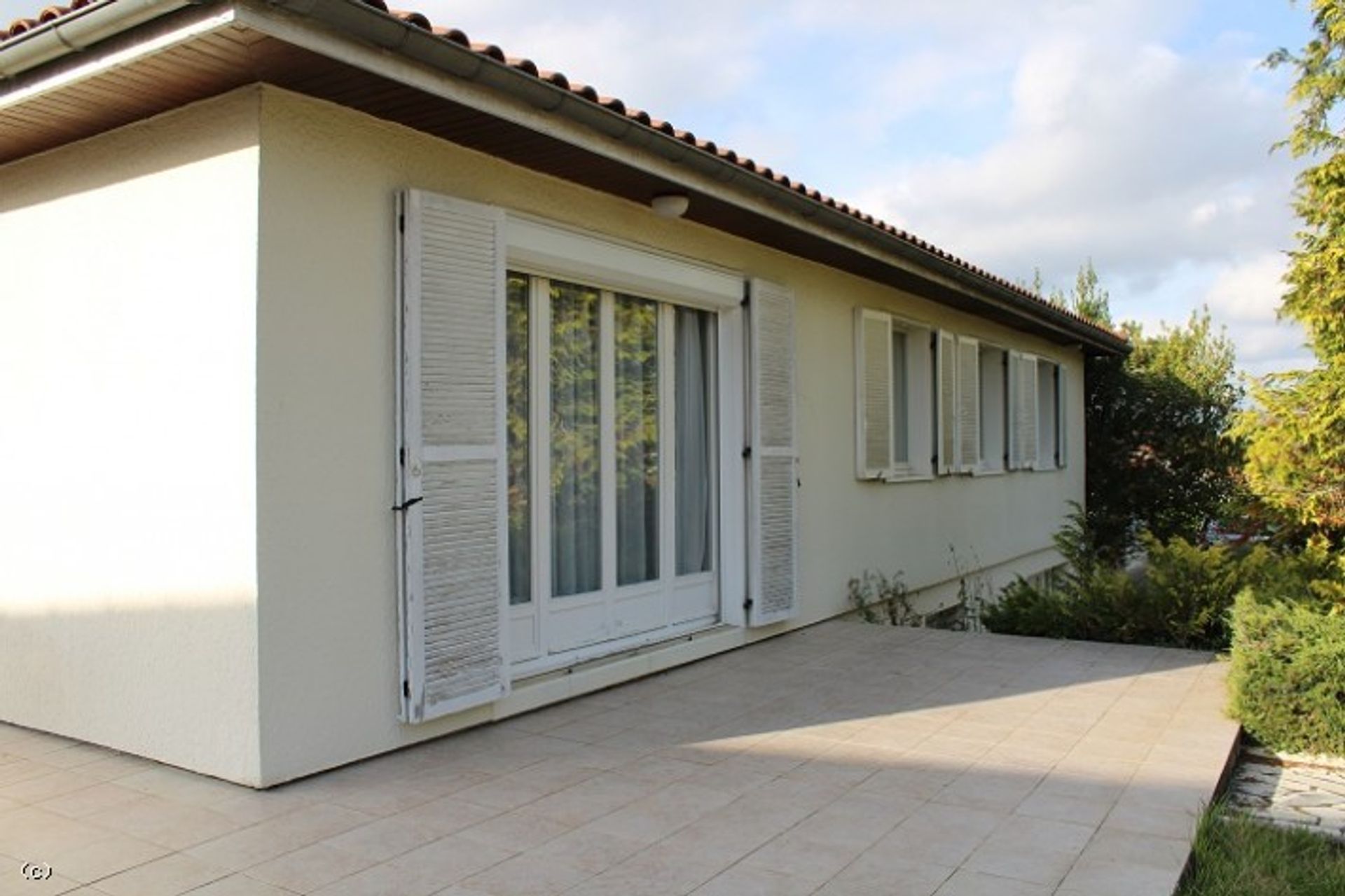 Condominium in Ruffec, Nouvelle-Aquitaine 10994532