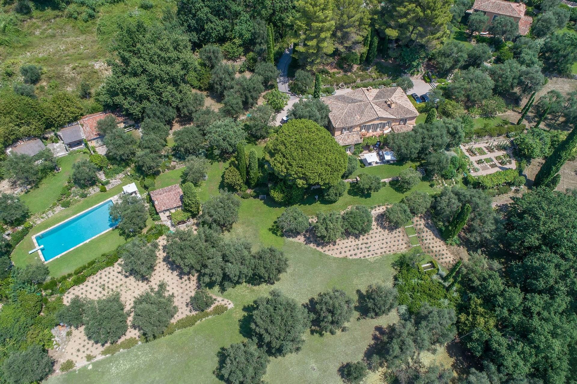 Rumah di Châteauneuf-Grasse, Provence-Alpes-Côte d'Azur 10994781