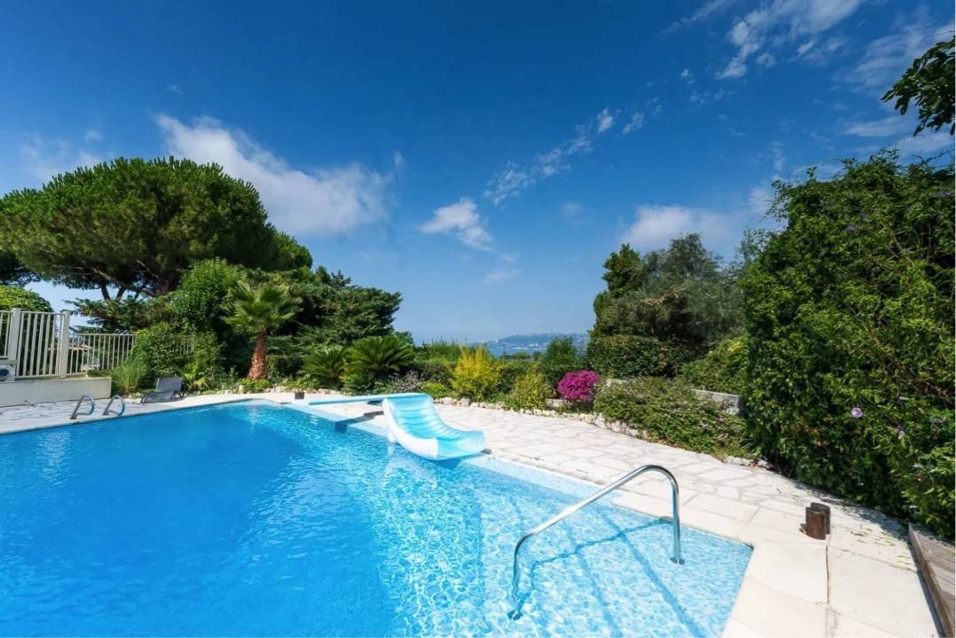 Кондоминиум в Antibes, Provence-Alpes-Côte d'Azur 10994793