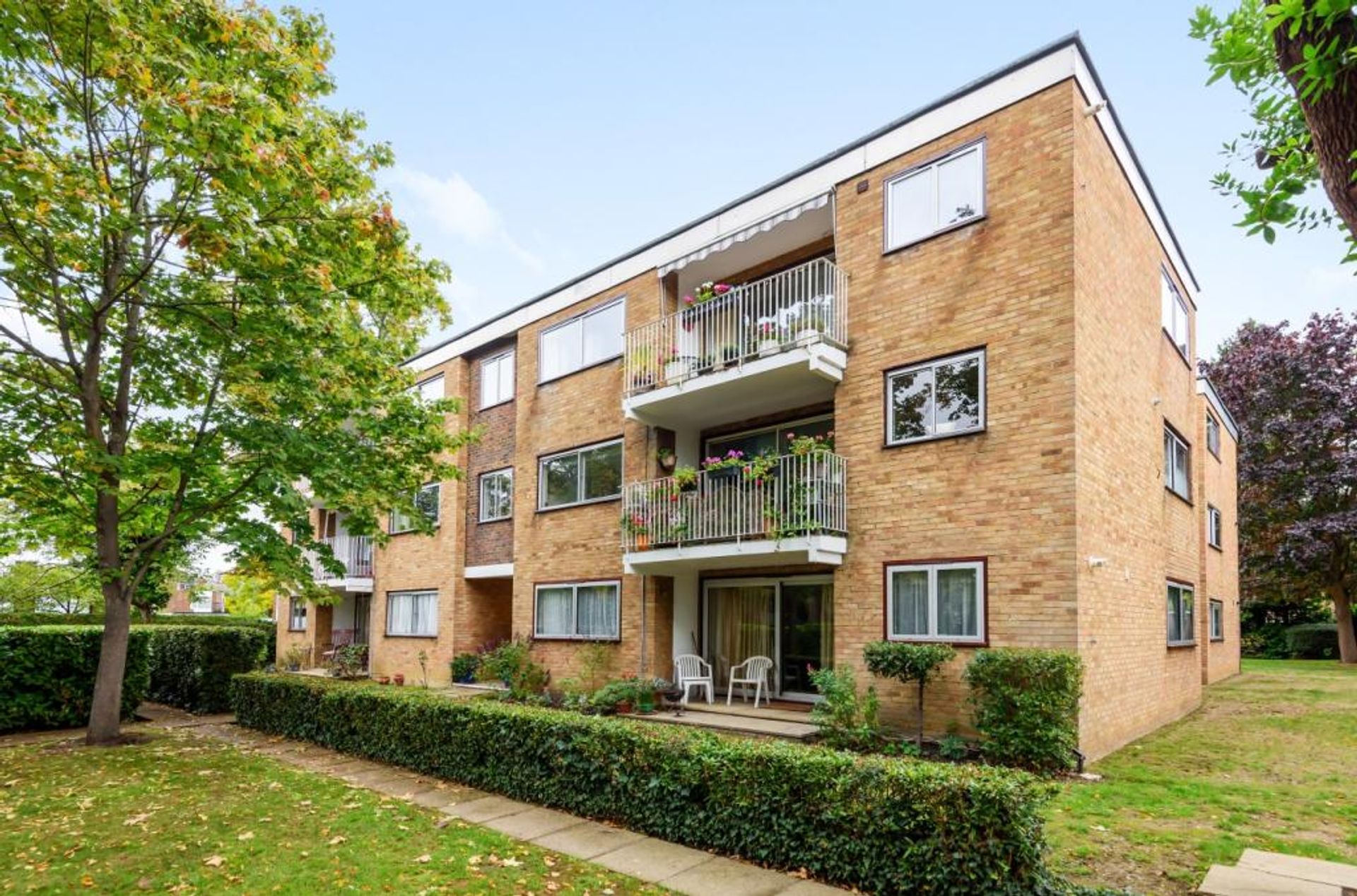 Condominium in , England 10995787