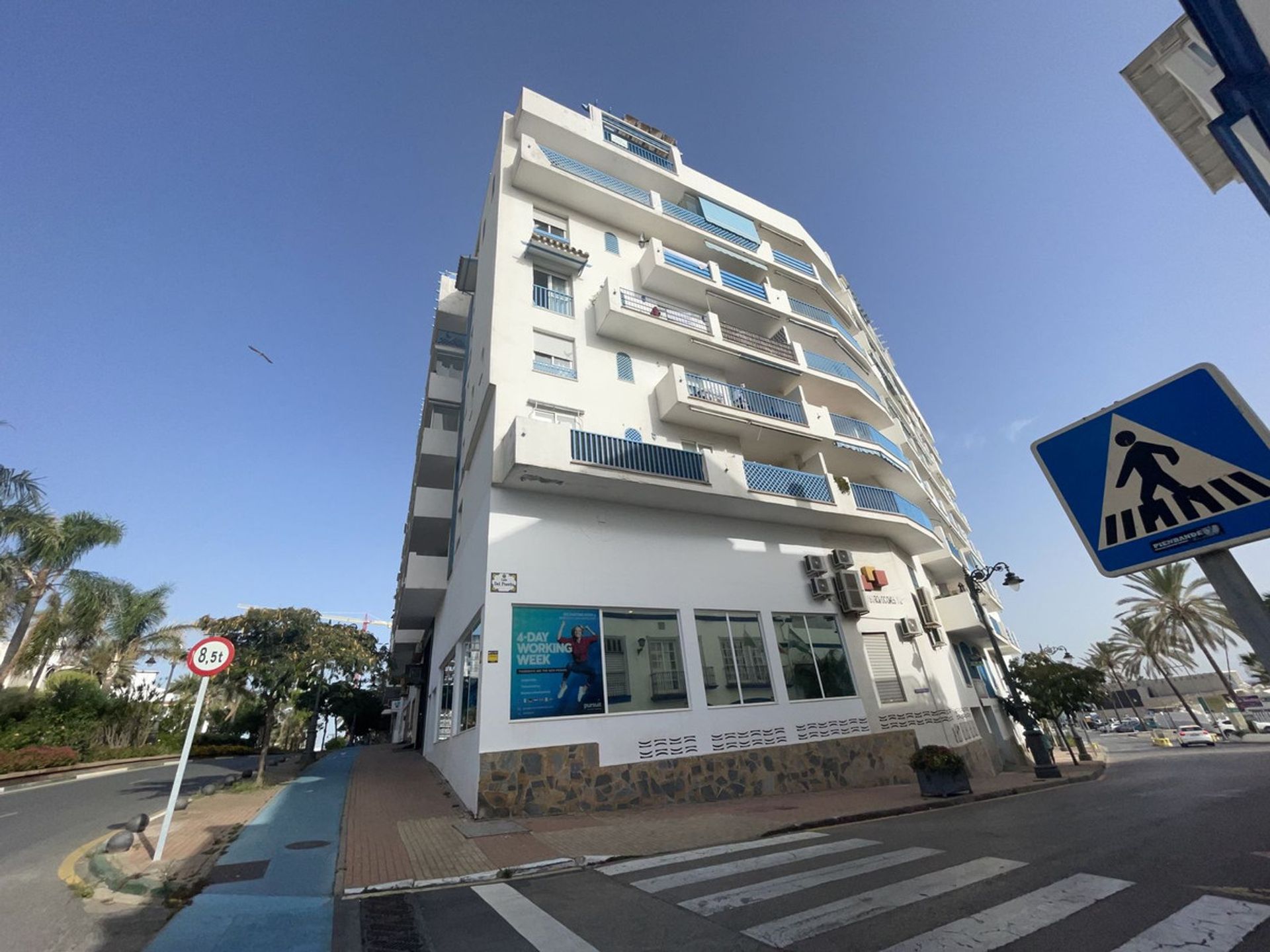 Condominium in Estepona, Andalusië 10996871