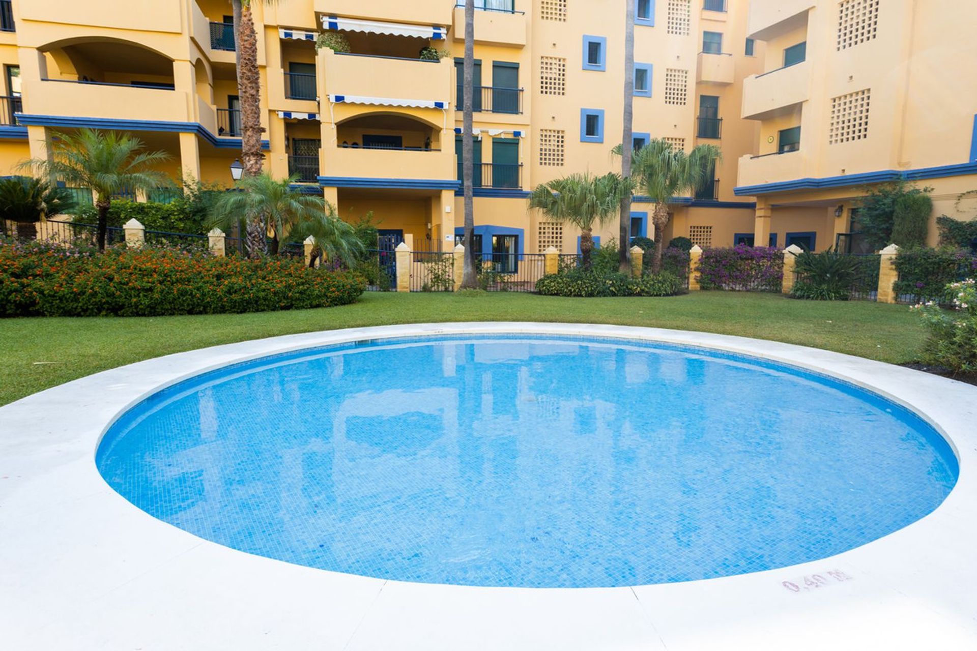 Condominium in San Pedro Alcántara, Andalucía 10997180