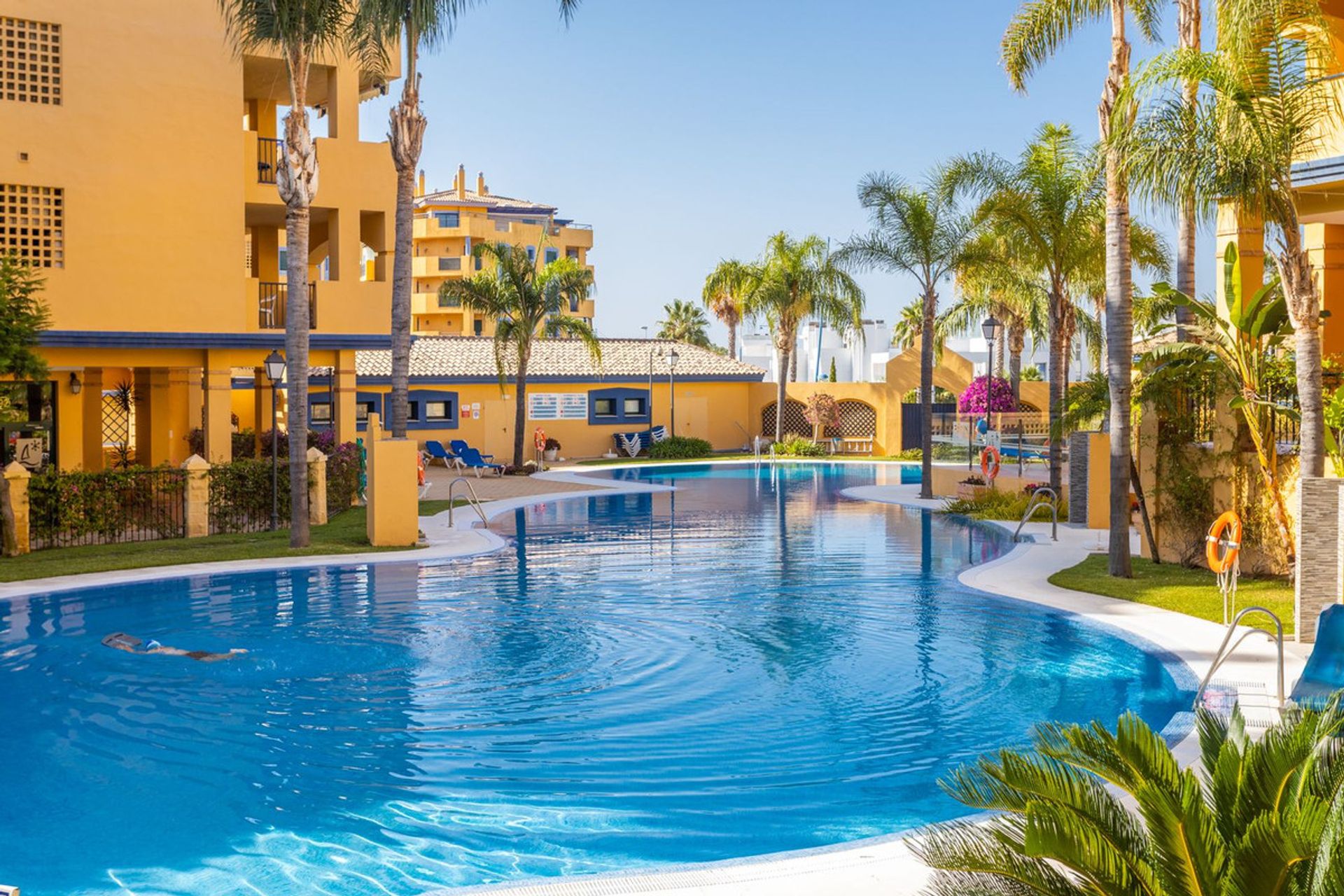 Condominium in San Pedro Alcántara, Andalucía 10997180