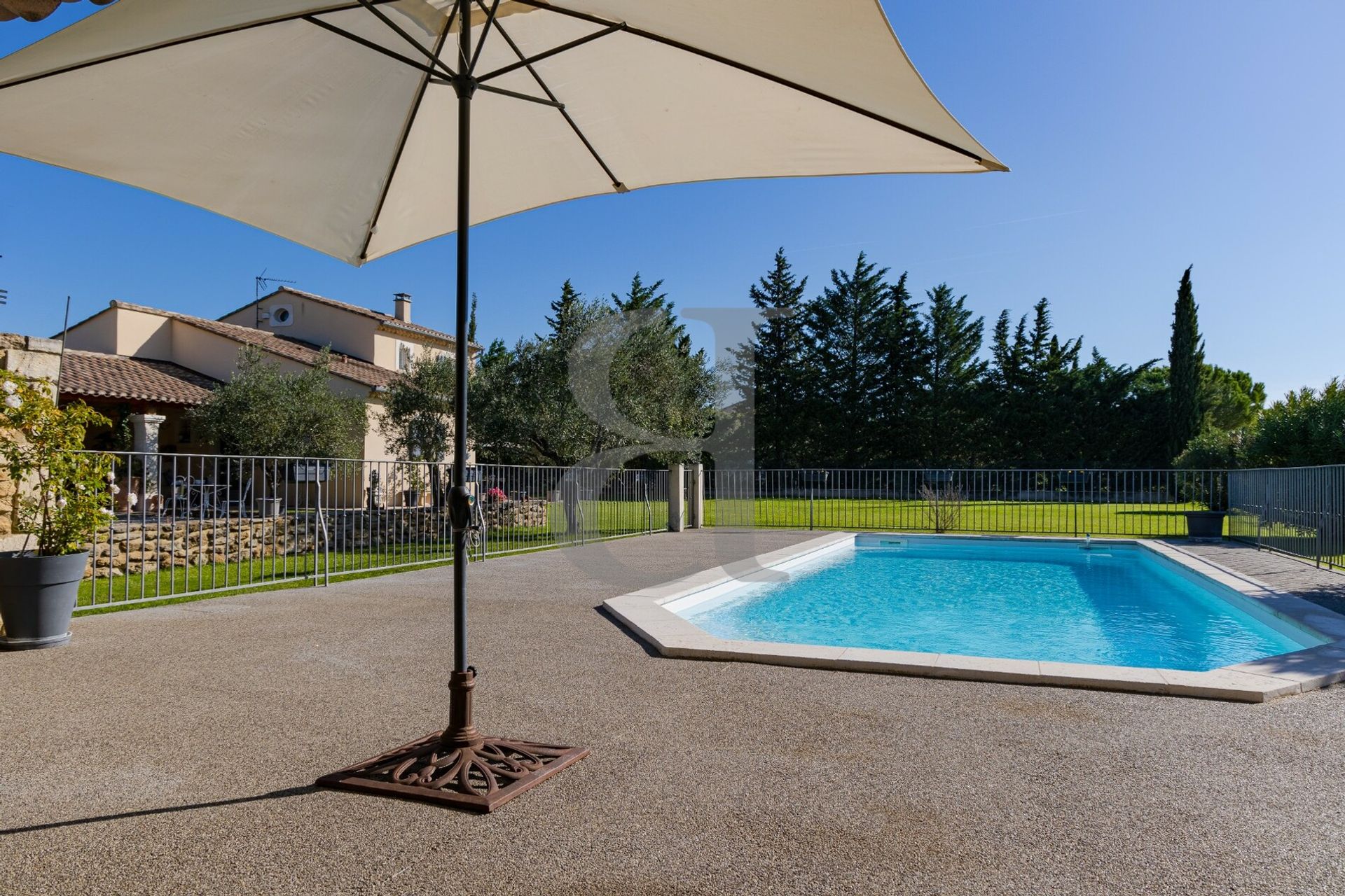 بيت في Valreas, Provence-Alpes-Cote d'Azur 10997396