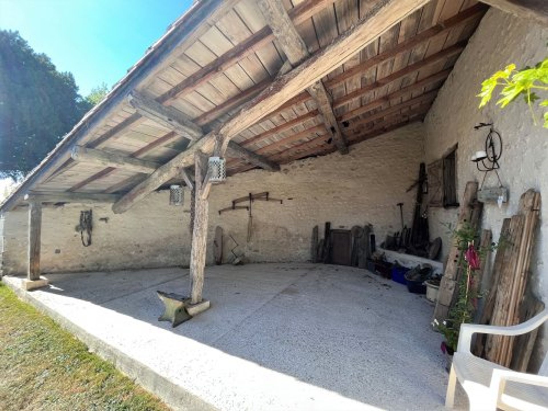 жилой дом в Salles-Lavalette, Nouvelle-Aquitaine 10997554