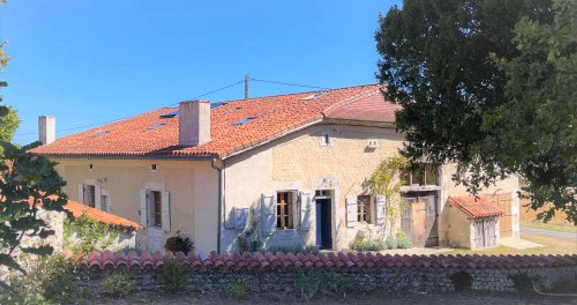 casa no Salles-Lavalette, Nouvelle-Aquitaine 10997554