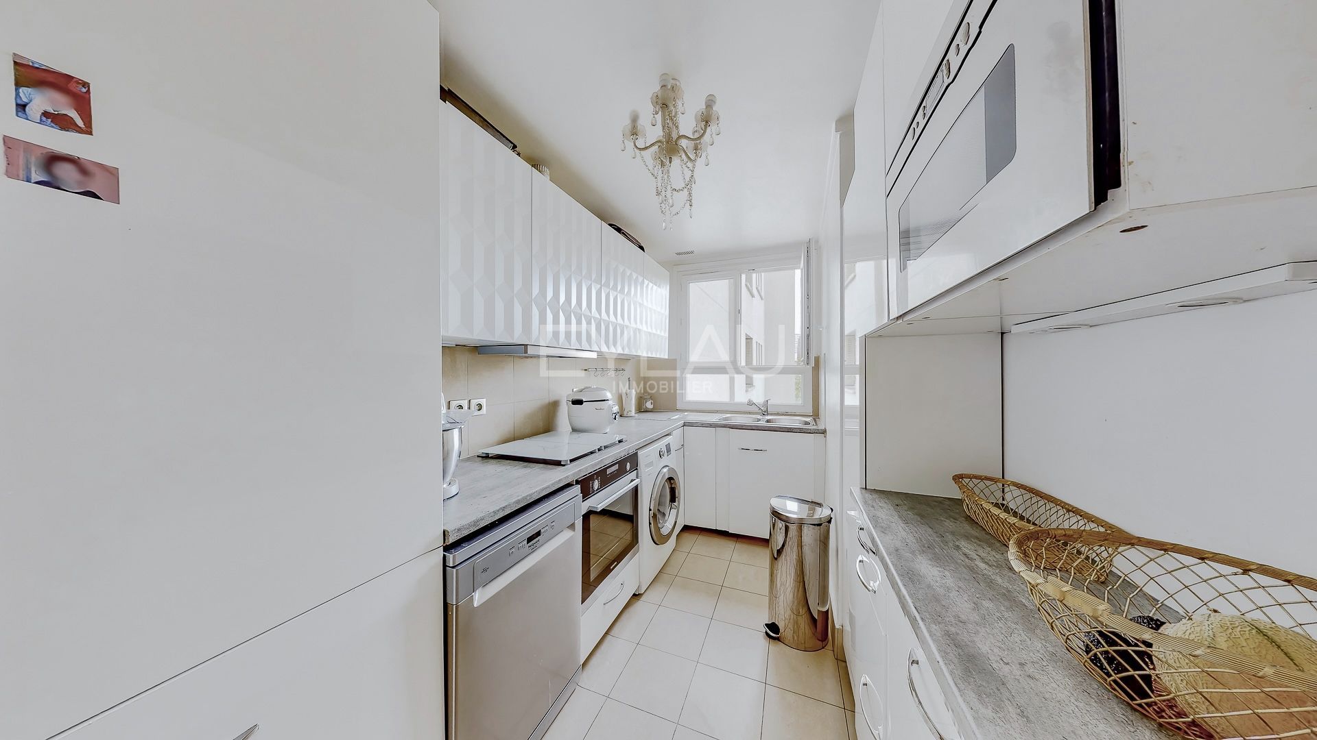 Condominium in Paris, Île-de-France 10998818