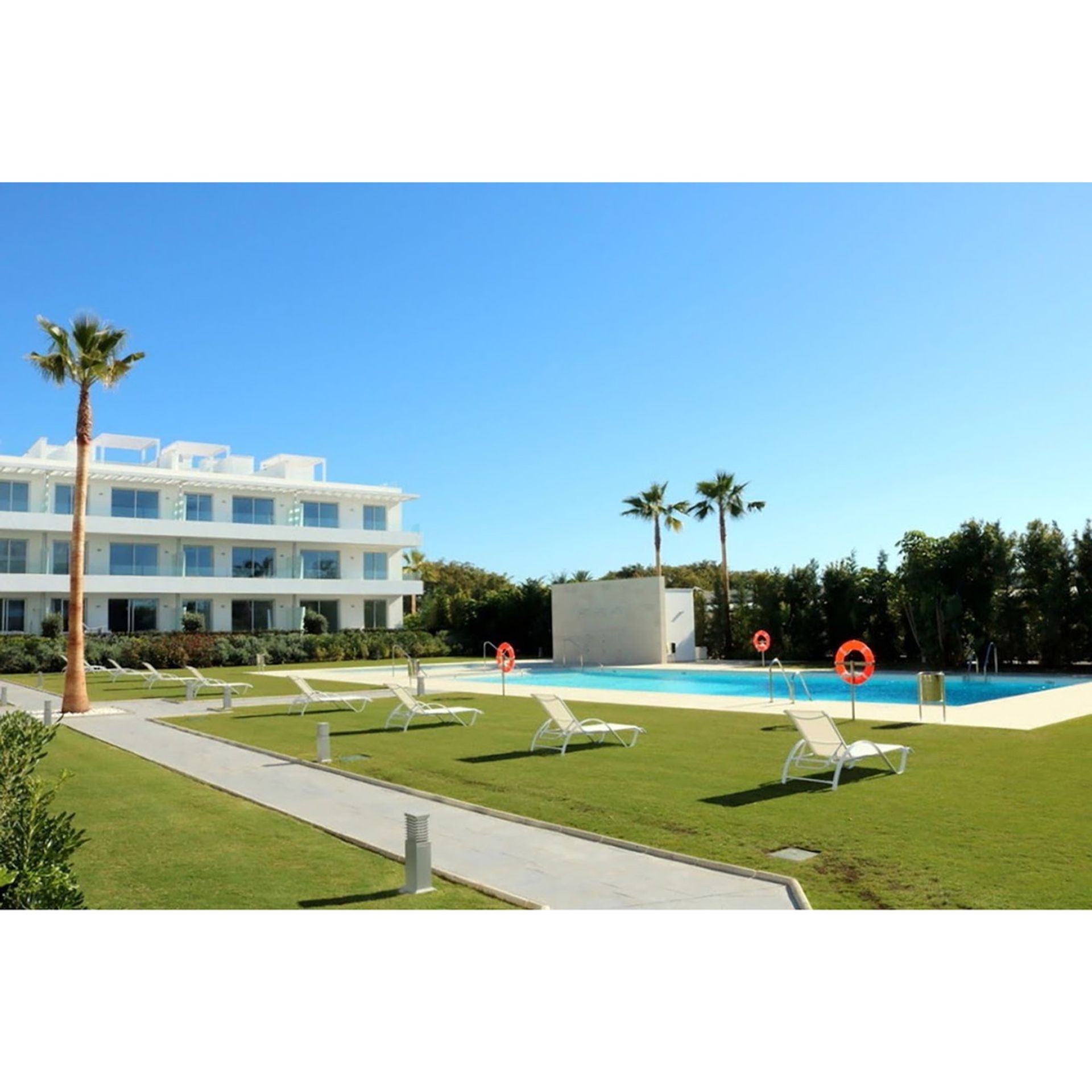 Condominium in San Pedro de Alcántara, Andalusië 11001142