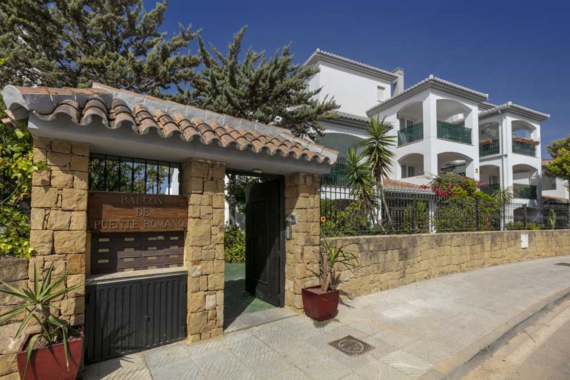 Condominium in Marbella, Andalusia 11003932