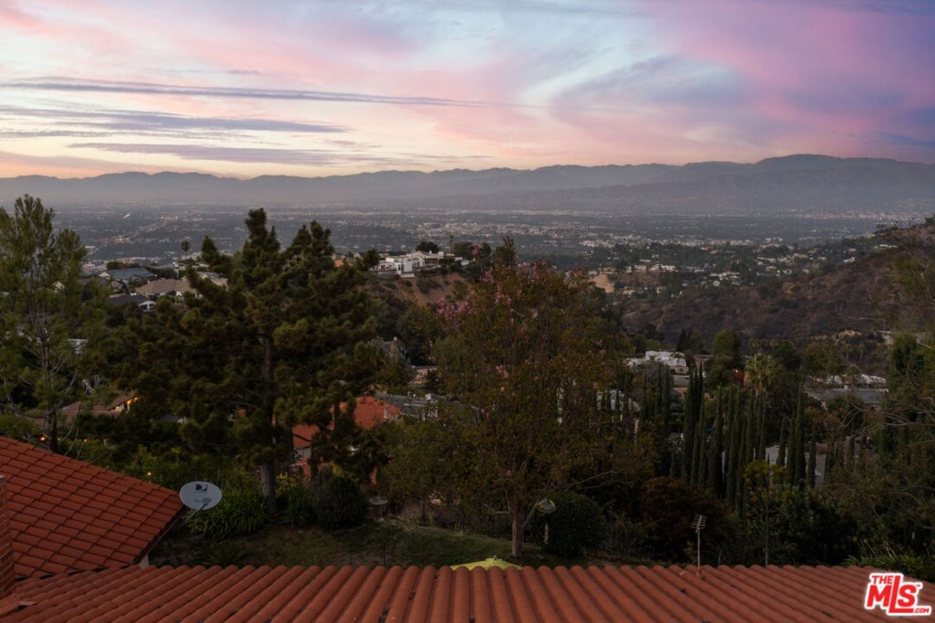 सम्मिलित में Los Angeles, California 11010159