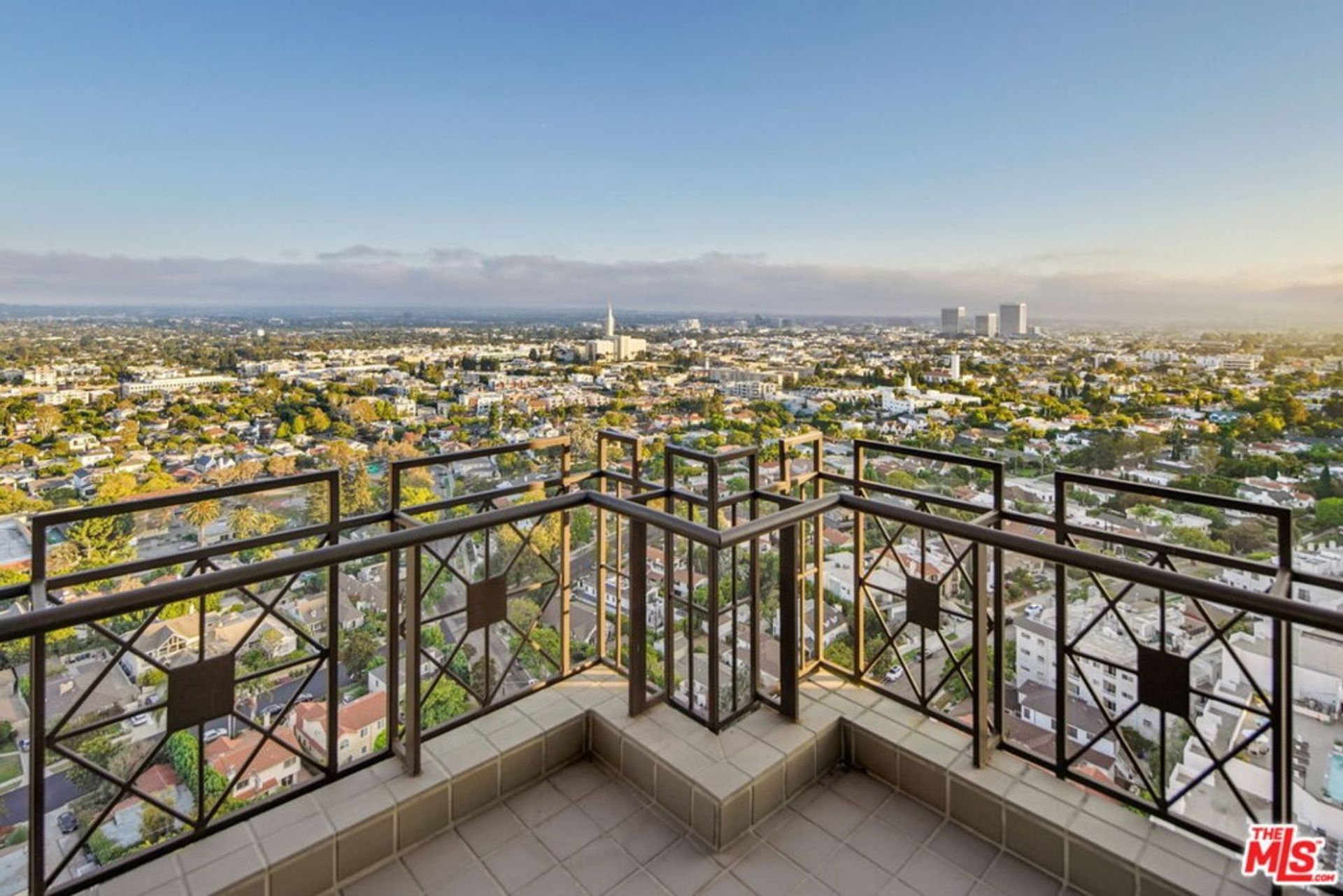 Condominium in Los Angeles, California 11011148