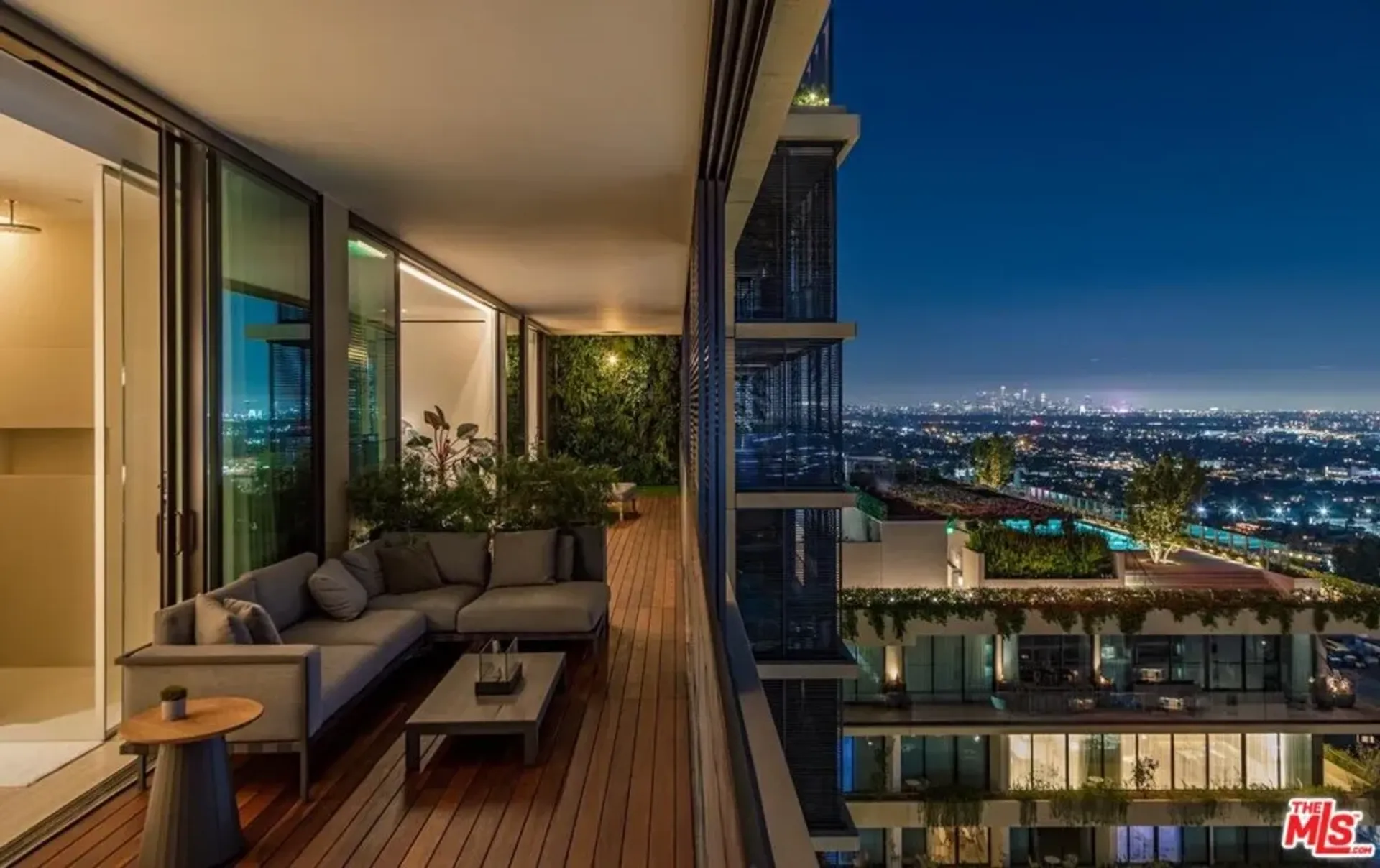 Condominium in Los Angeles, California 11013718