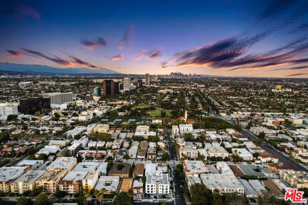 Condominium in Los Angeles, California 11013941