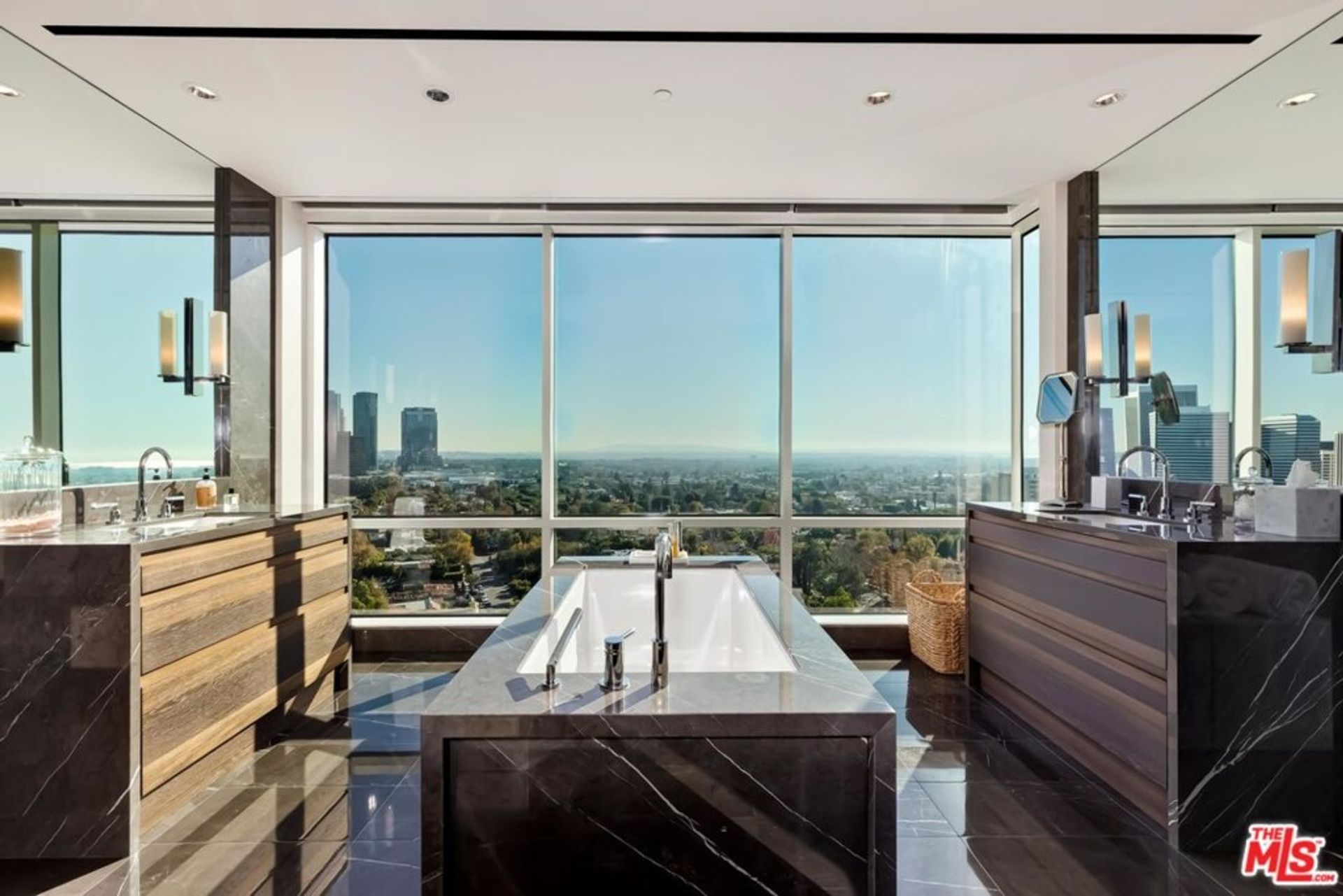 Condominium in Los Angeles, California 11013985