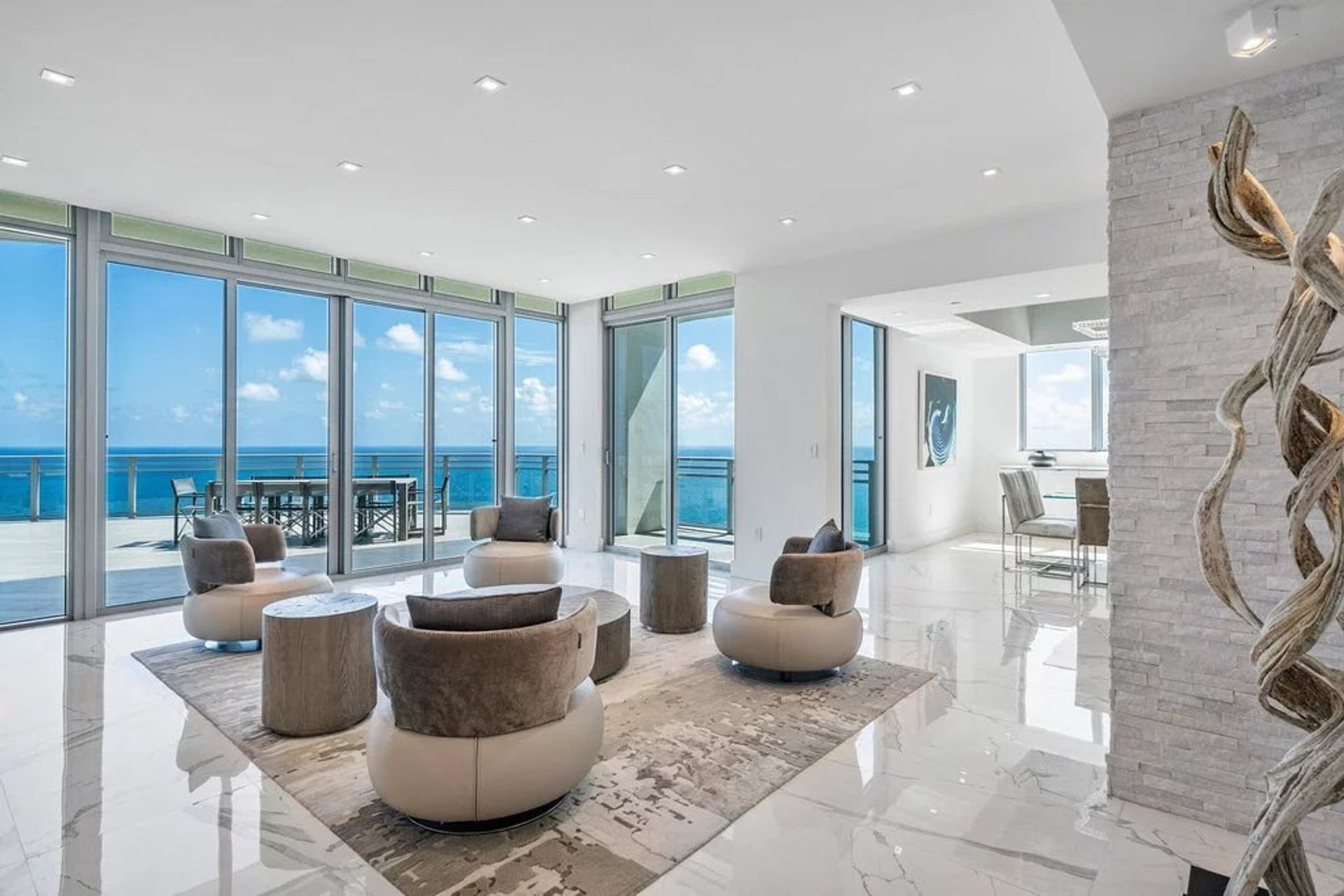 Condominium in Hollywood, Florida 11043070