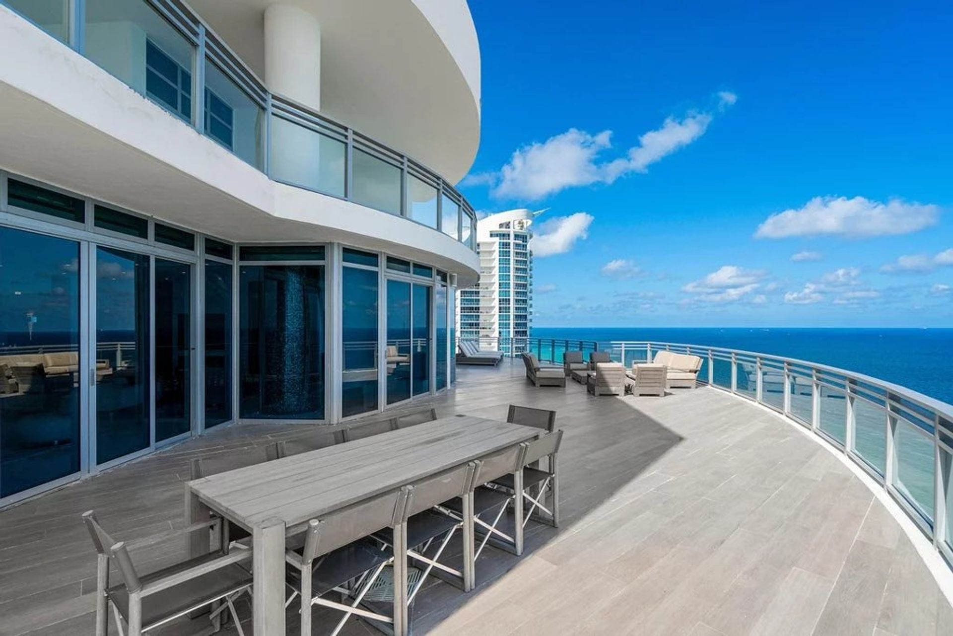 Condominium in Hollywood, Florida 11043070